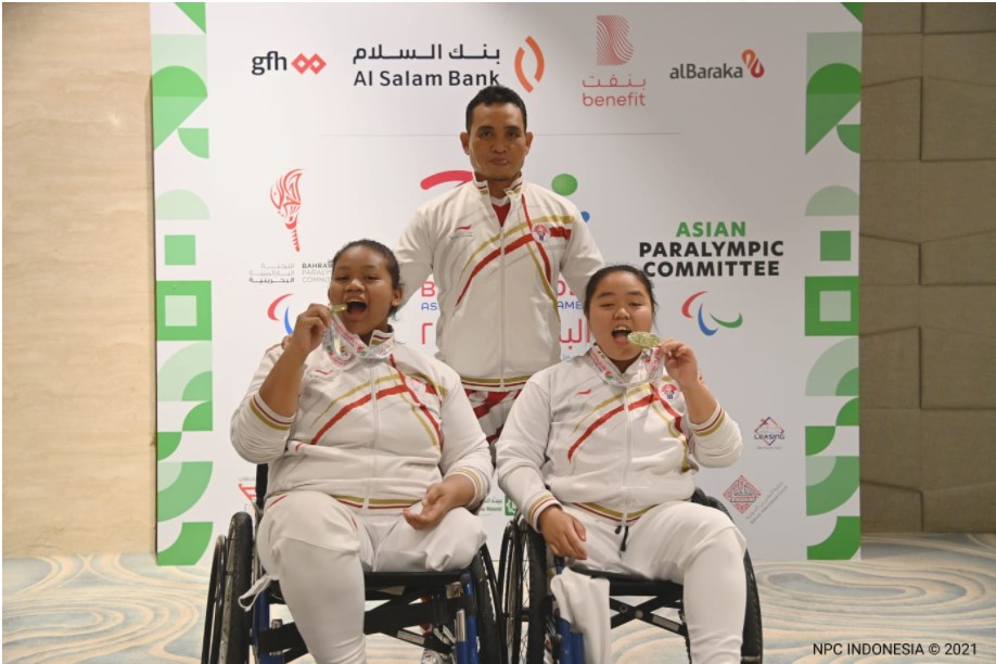 Atlet para angkat berat Indonesia memamerkan medali emas yang mereka menangkan di AYPG 2021.