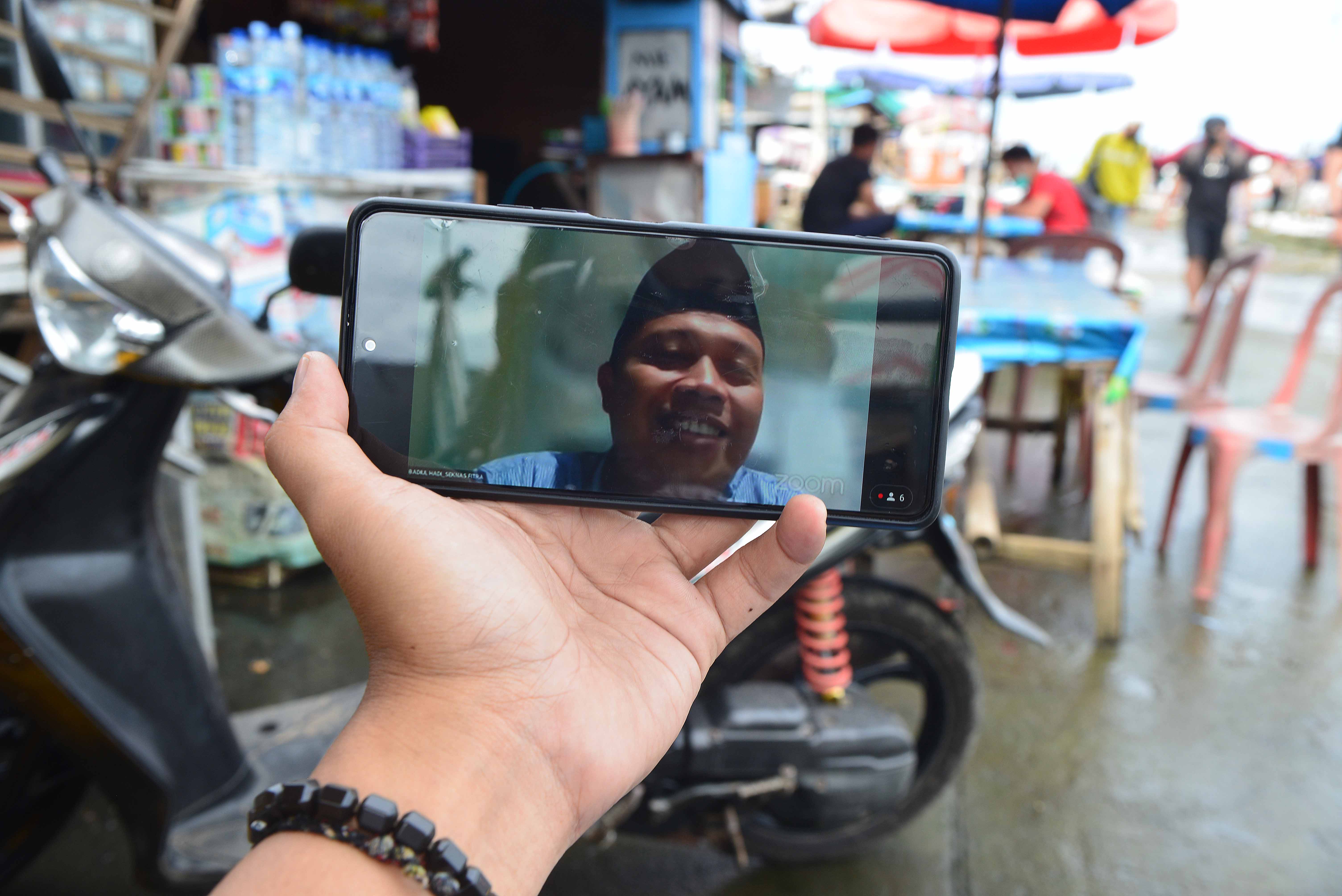  Manajer Riset Seknas Fitra Badiul Hadi berbicara dalam webinar di Jakarta.