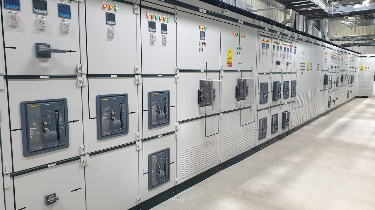 Perusahaan produksi panel listrik, perakitan baterai listrik, dan infrastruktur energi baru terbarukan (EBT) PT Semacom Integrated Tbk.