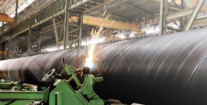 Aktivitas produksi baja di PT Gunung Raja Paksi Tbk.