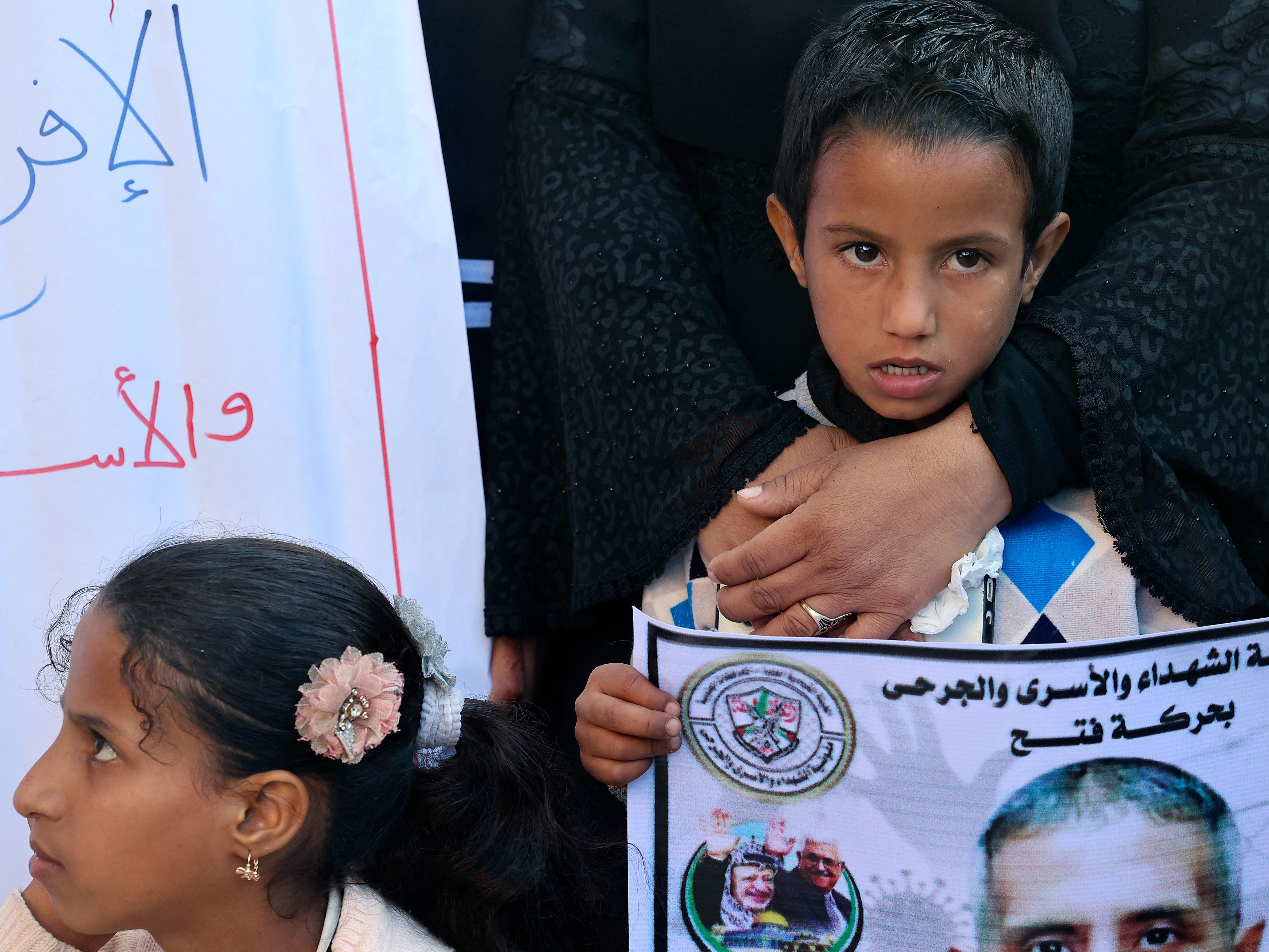 Anak-anak Palestina mengambil bagian dalam protes solidaritas dengan tahanan Palestina melakukan mogok makan di penjara-penjara Israel.