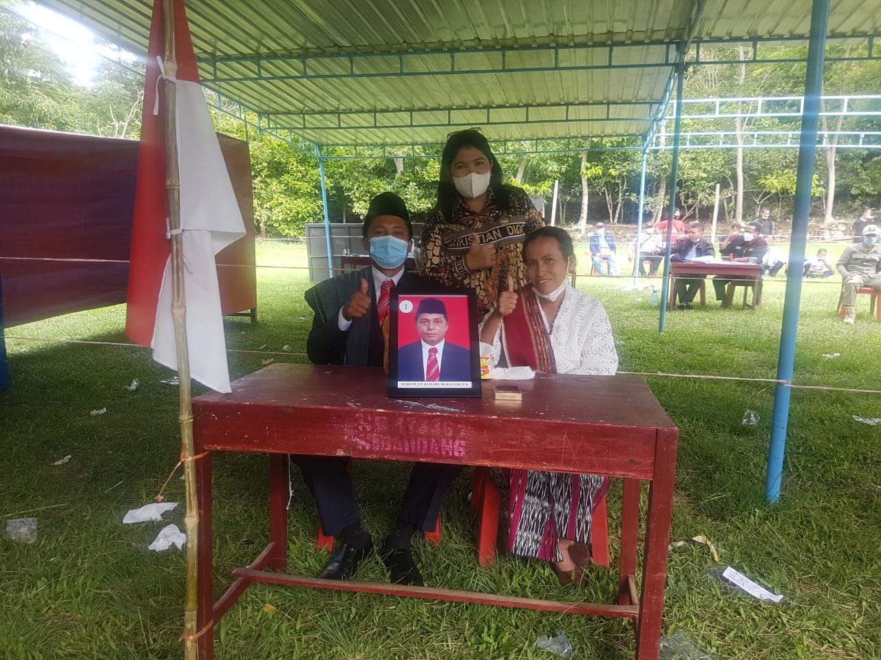 Hurrican Rajagukguk (kiri), anggota DPRD Tapanuli Utara Lucyana Siregar dari NasDem (tengah) seusai penghitungan suara PSU, Senin (20/12)