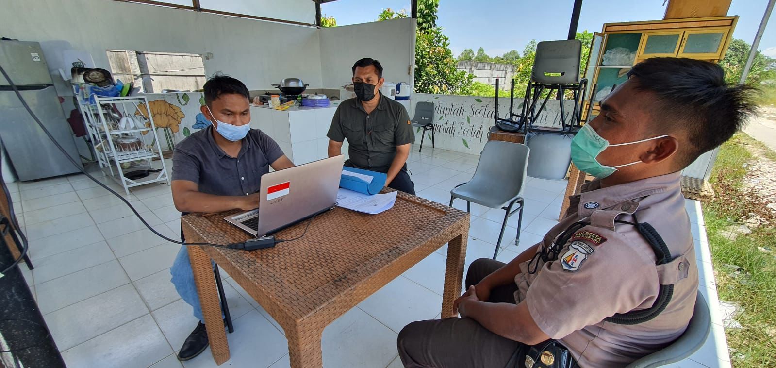 Seorang anggota sekuriti sekolah tengah menjawab pertanyaan penyidik Polda Riau