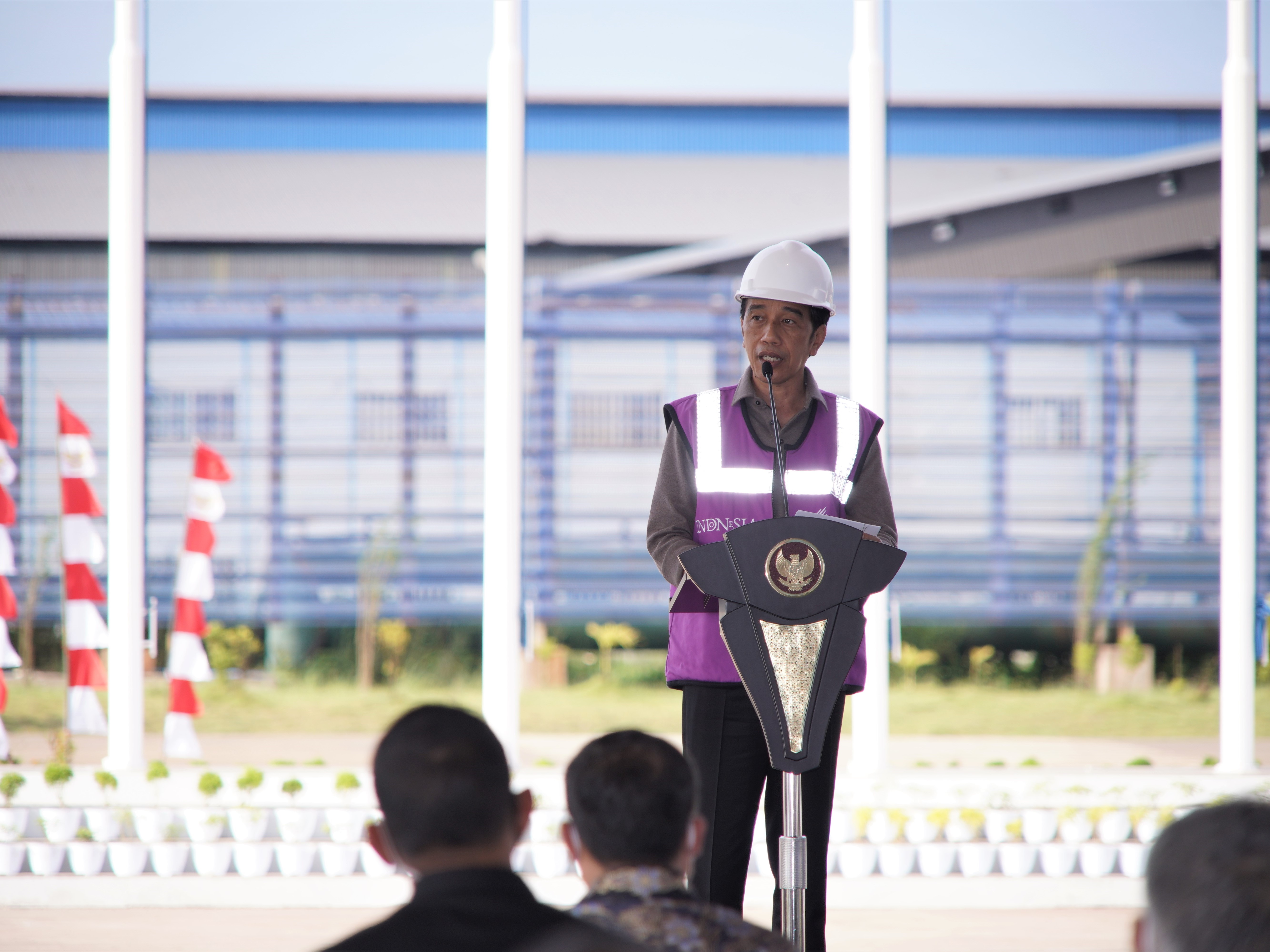 Presiden Joko Widodo  memberi sambutan usai meresmikan pembangunan pabrik smelter PT Virtue Dragon Nikel Industri di Konawe, Sultra.