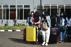  Sejumlah pekerja migran Indonesia (PMI) meninggalkan ruangan usai menjalani isolasi di RSDC Wisma Atlet Kemayoran, Jakarta, Selasa (16/6).