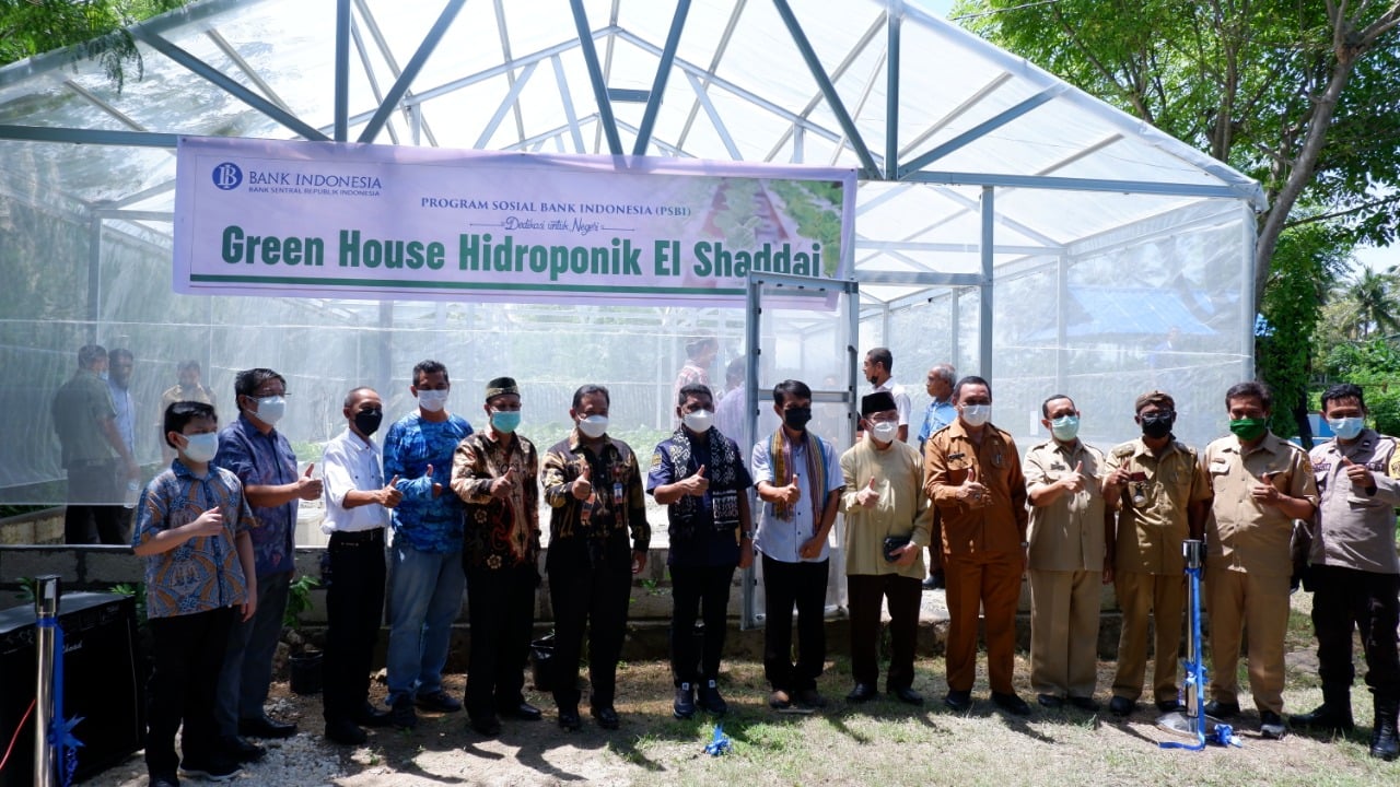 Rumah Tanam Green House dengan sistem hidroponik dan prasarana budidaya ikan air tawar dalam rangka mengendalikan inflasi di NTT, Rabu (15/1