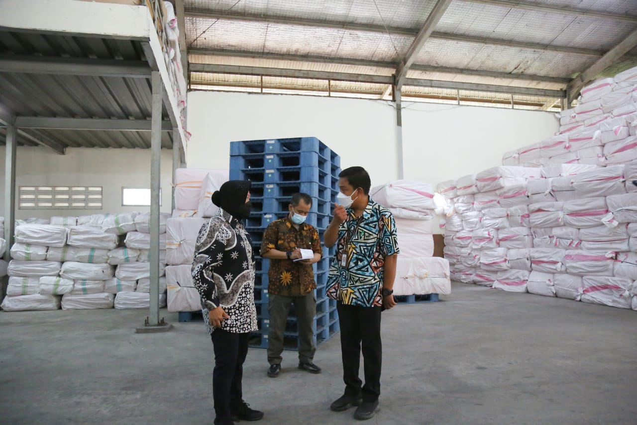 Menteri Sosial Tri Rismaharini mengecek gudang bantuan Kemensos di Bekasi.