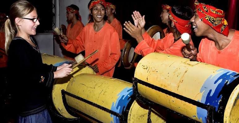 Seorang turis mencoba memainkan musik patrol.