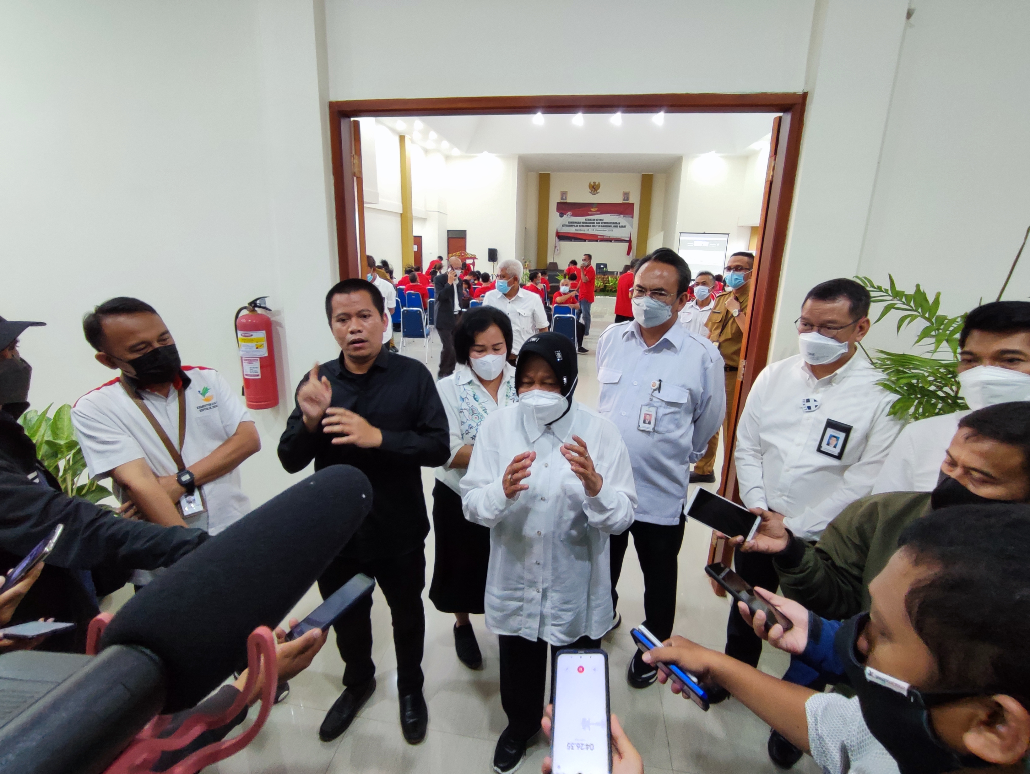 Menteri Sosial Tri Rismaharini saat memberikan keterangan terkait nasib korban perkosaan di Bandung