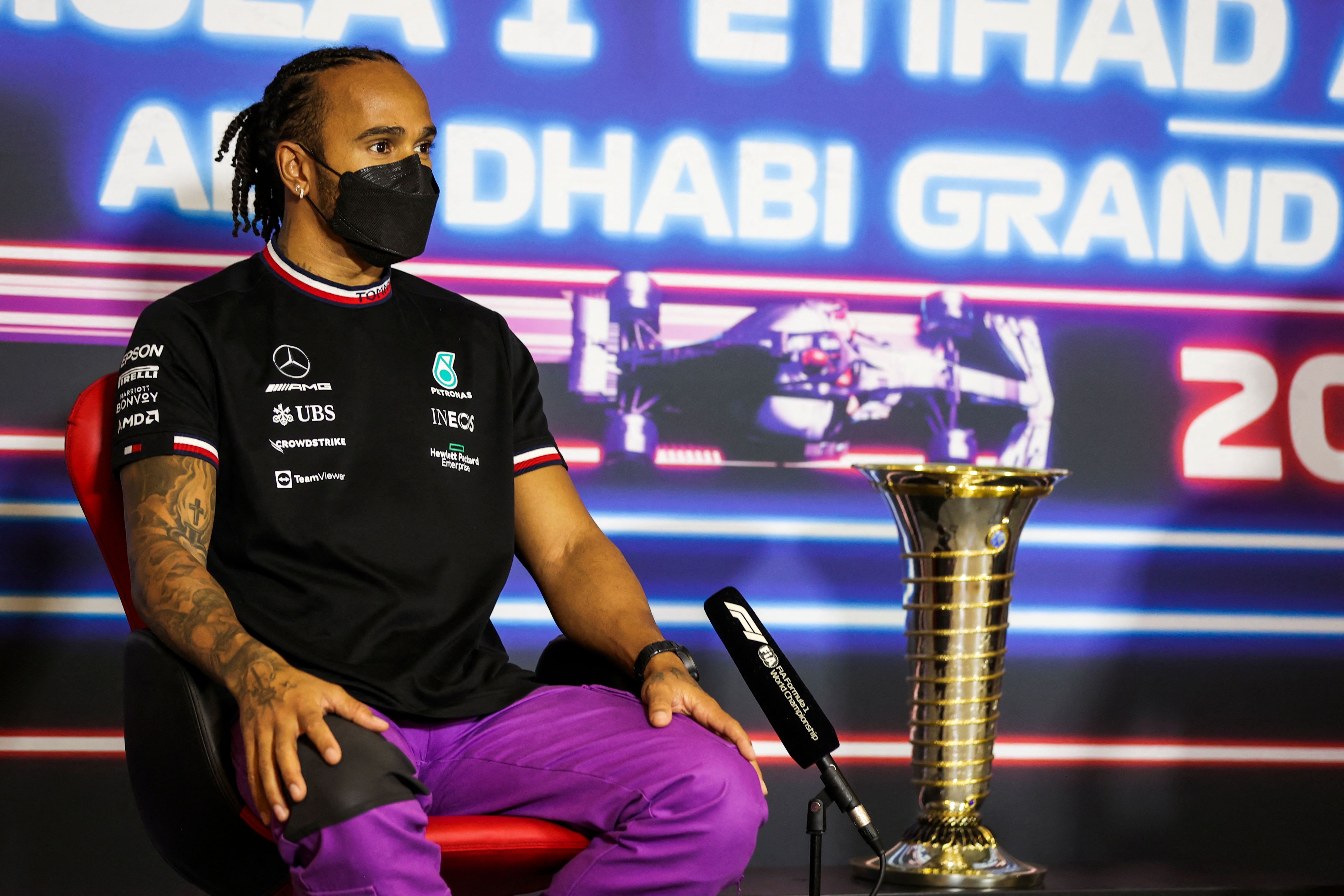 Pembalap Mercedes, Lewis Hamilton, saat jumpa pers jelang GP Abu Dhabi pada Kamis (9/12).