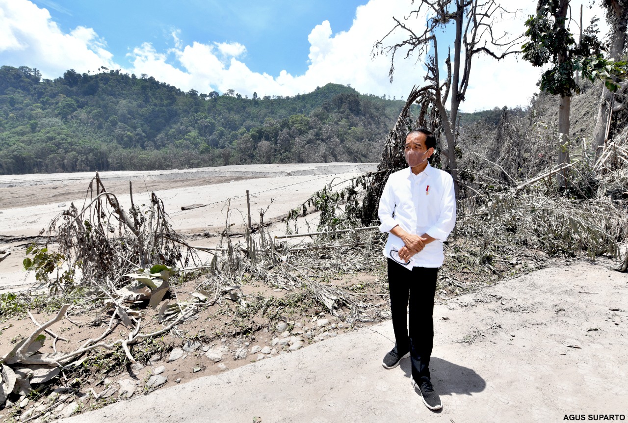 Presiden Joko Widodo mengunjungi lokasi terdampak letusan Semeru.