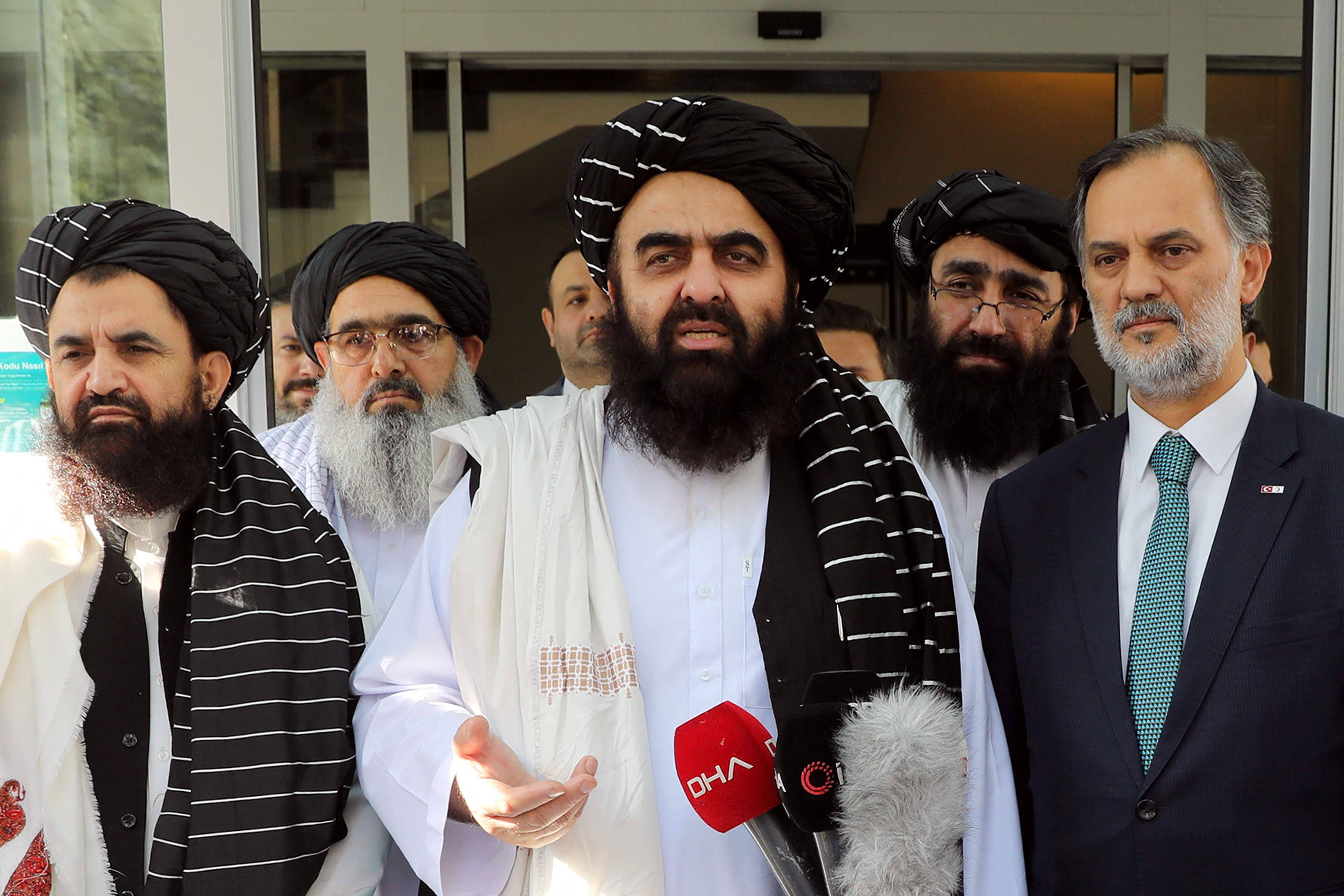 Menteri Luar Negeri Afghanistan Amir Khan Muttaqi (tengah) akan menghadiri pertemuan OKI di Islamabad, Pakistan.