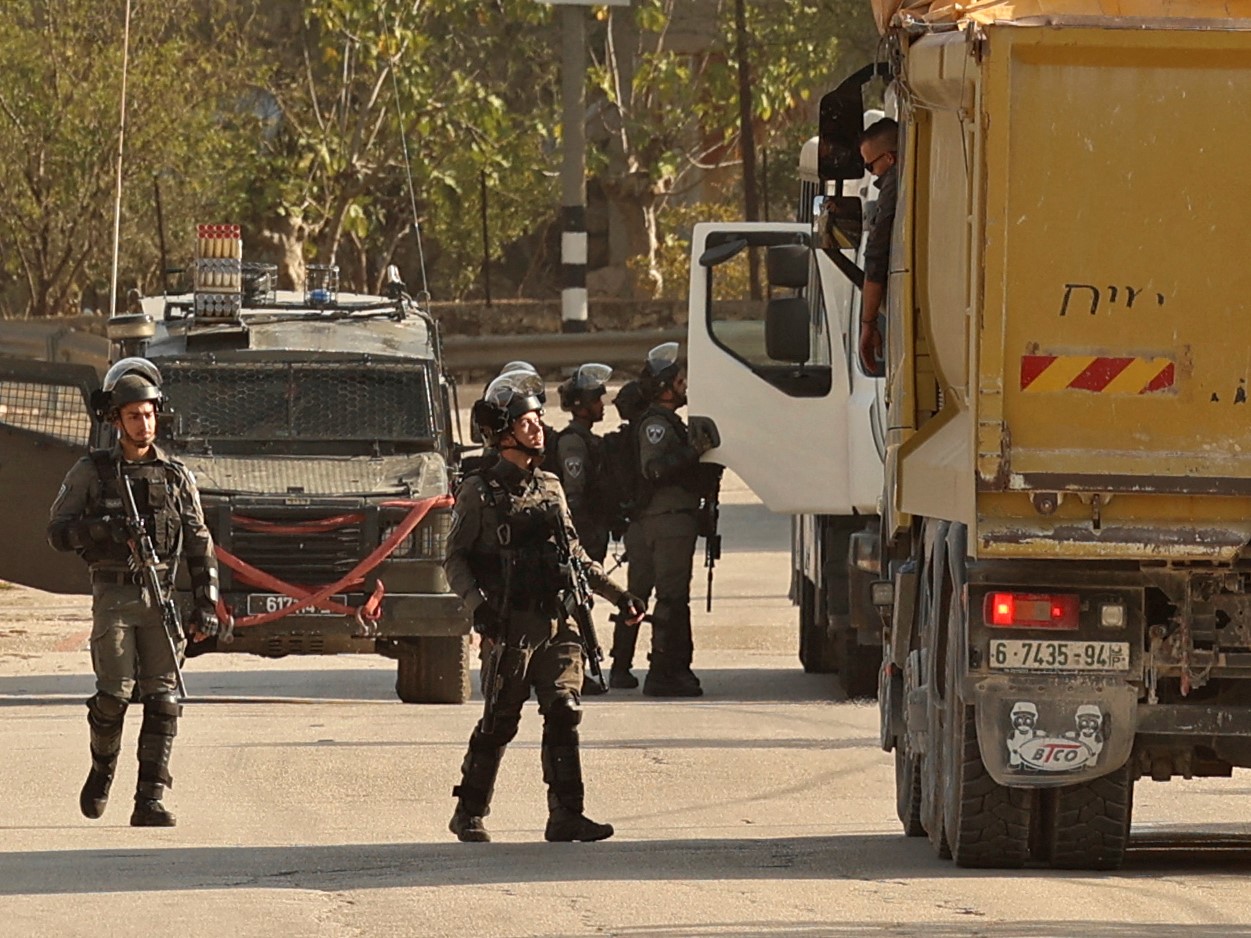 Penjaga perbatasan Israel memblokade pintu masuk ke desa Palestina al-Lubban al-Sharqiya, selatan kota Nablus di Tepi Barat yang diduduki.