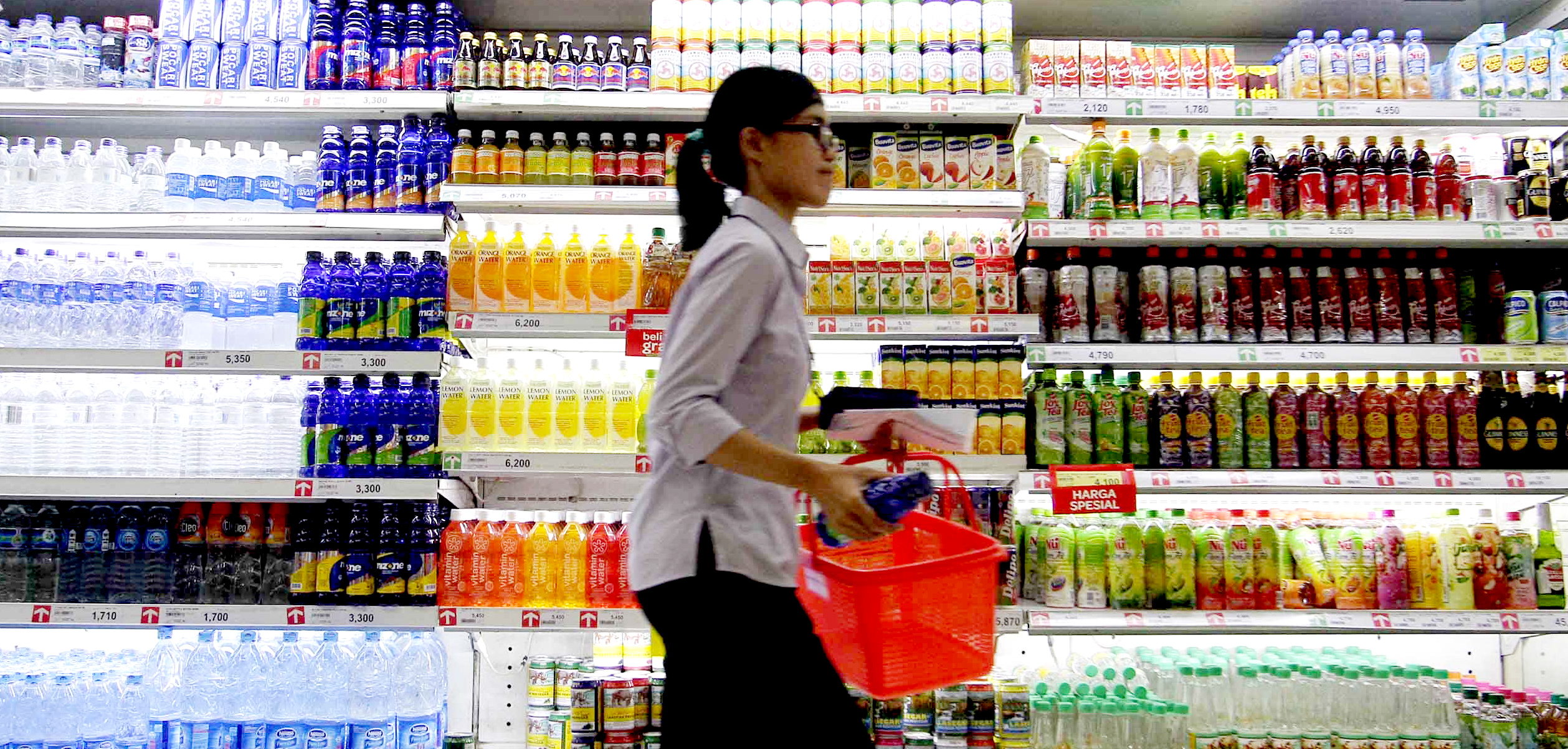 Seorang warga berada di depan deretan minuman berpemanis di salah satu supermarket di Jakarta