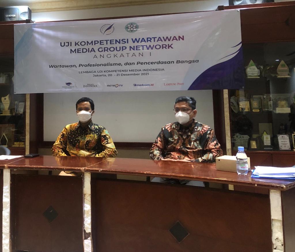 Pakar Komunikasi Gun Gun Heryanto (kiri) dan Guru Besar Spesialis Penyakit Dalam UI Ari Fahrial Syam pada UKW yang digelar Media Indonesia