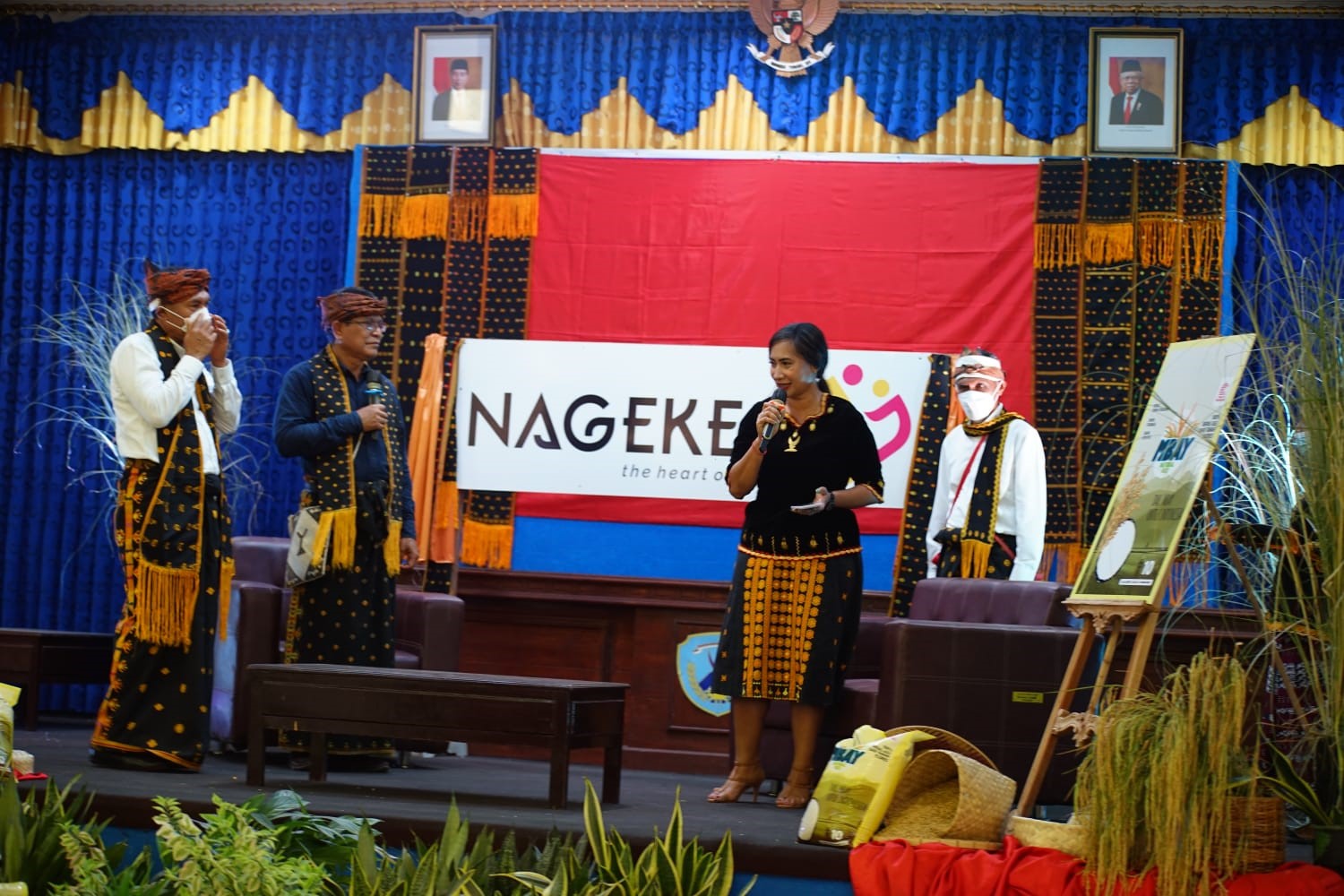 Secara bentang alam ada gunung berapi di sisi selatan yang subur dengan aneka rempah dari pala, cengkih, buah, serta sabana.