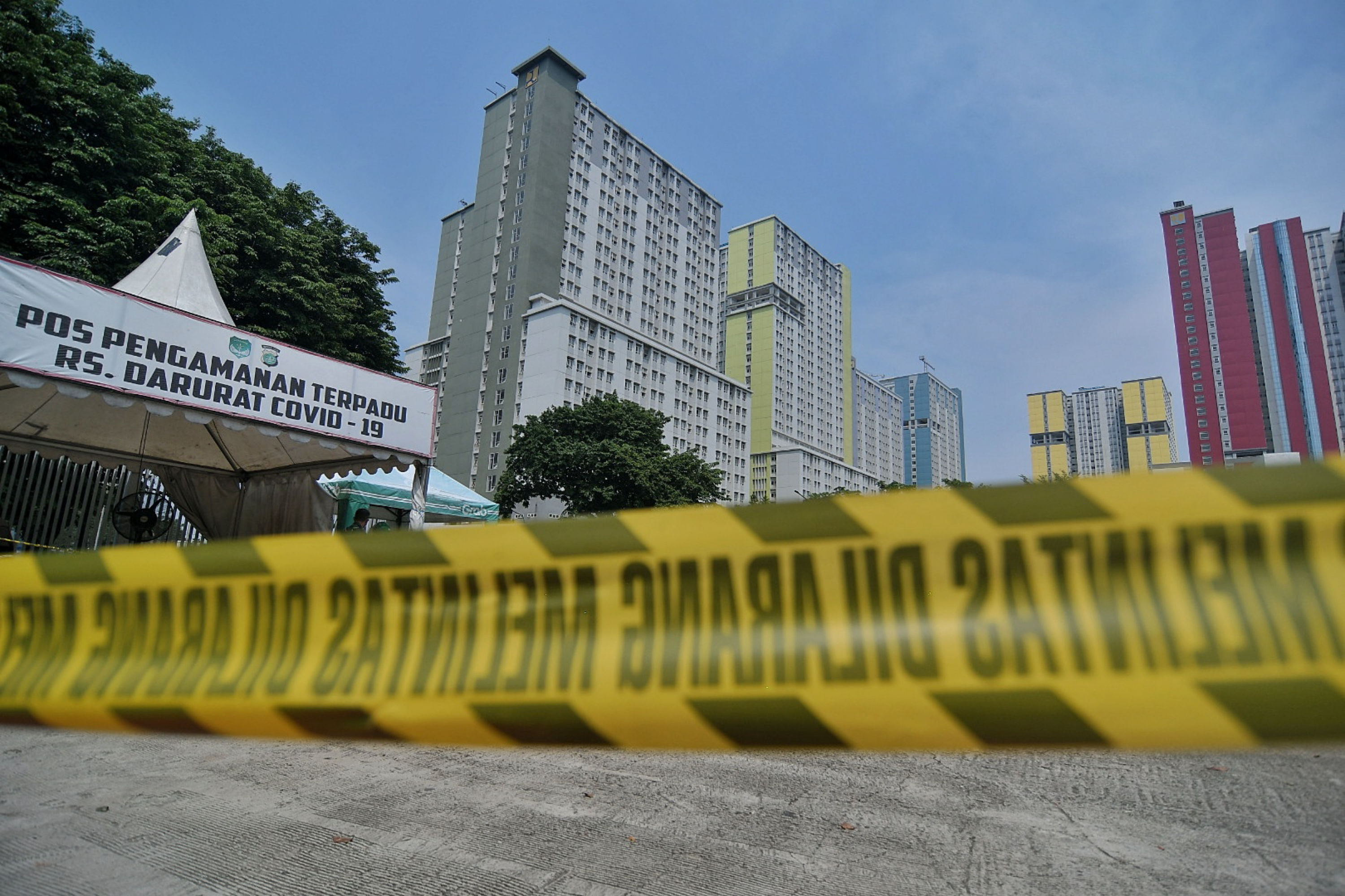 Suasana di RSDC Wisma Atlet Kemayoran, Jakarta, Jumat (17/12). Wisma Atlet terapkan lockdown setelah petugas kebersihan terpapar Omikron.