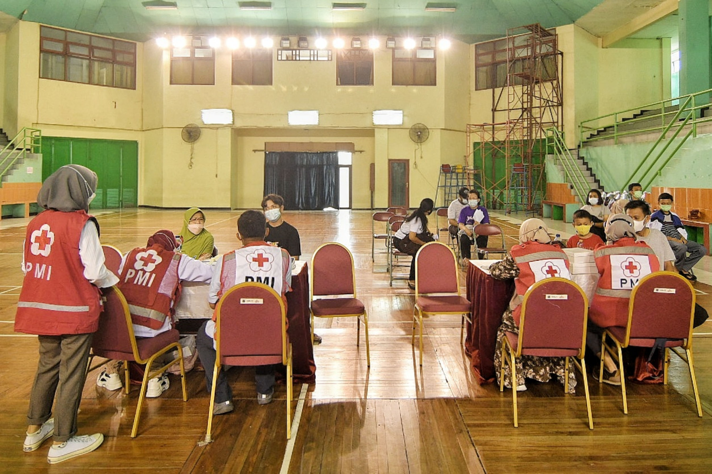 Suasana vaksinasi Covid-19 di GOR Kampung Makasar, Jakarta Timur, Jumat (12/11).