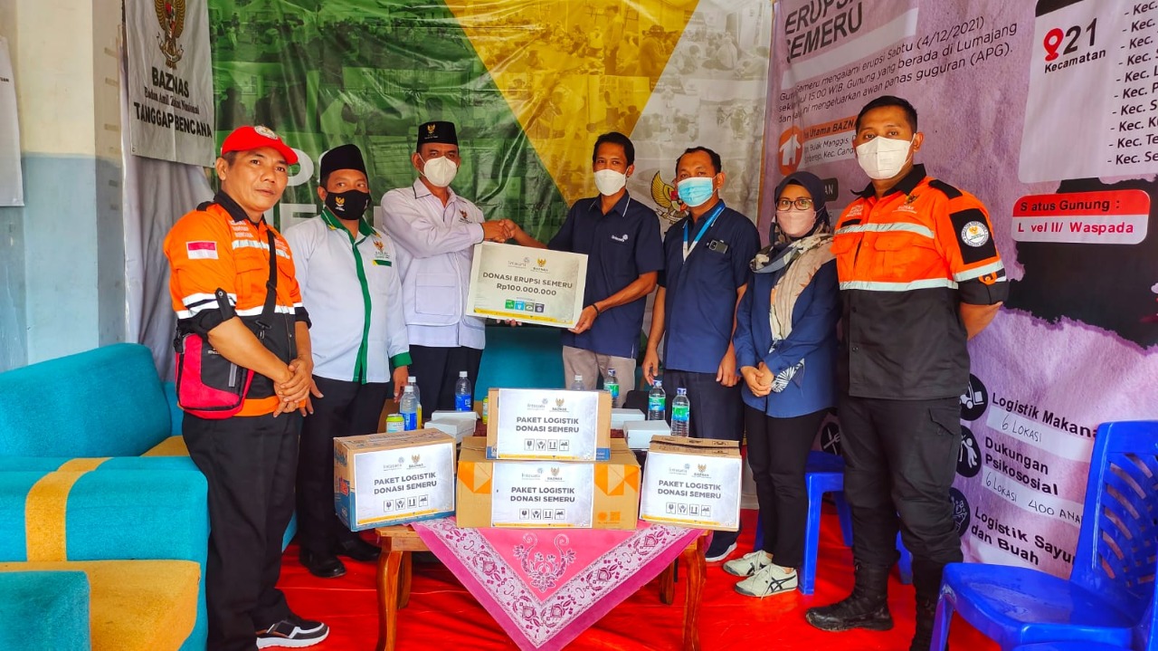 Penyerahan donasi Lintasarta untuk warga terdampak erupsi Gunung Semeru