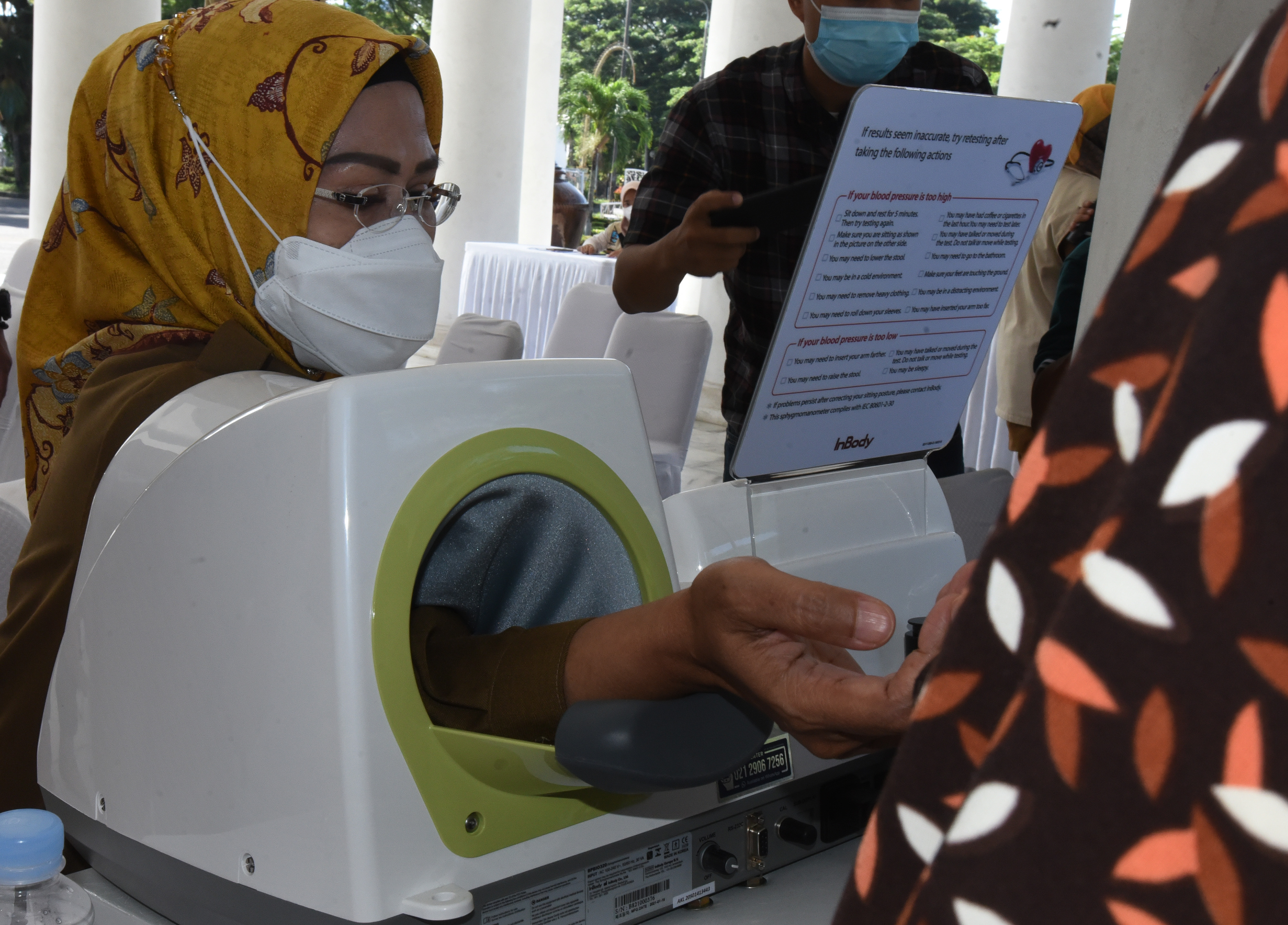 Bupati Serang Ratu Tatu Chasanah menjalani pemeriksaan kesehatan saat ikuti Vaksinasi Booster ASN di Serang, Banten, Senin (24/1/2021)