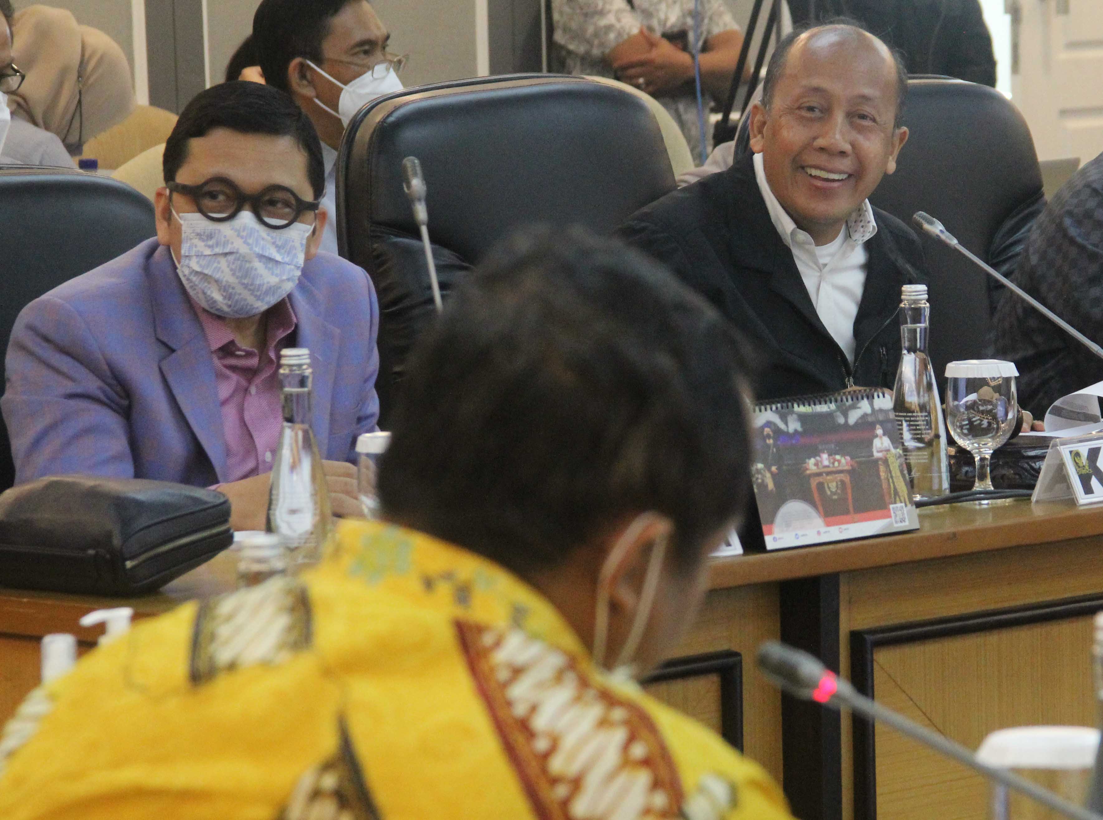 Wakil Ketua Pansus RUU IBu Kota Negara (IKN) Saan Mustopa (tengah) bersama dengan Ketua Pansus RUU IKN Ahmad Doli Kurnia (kiri)