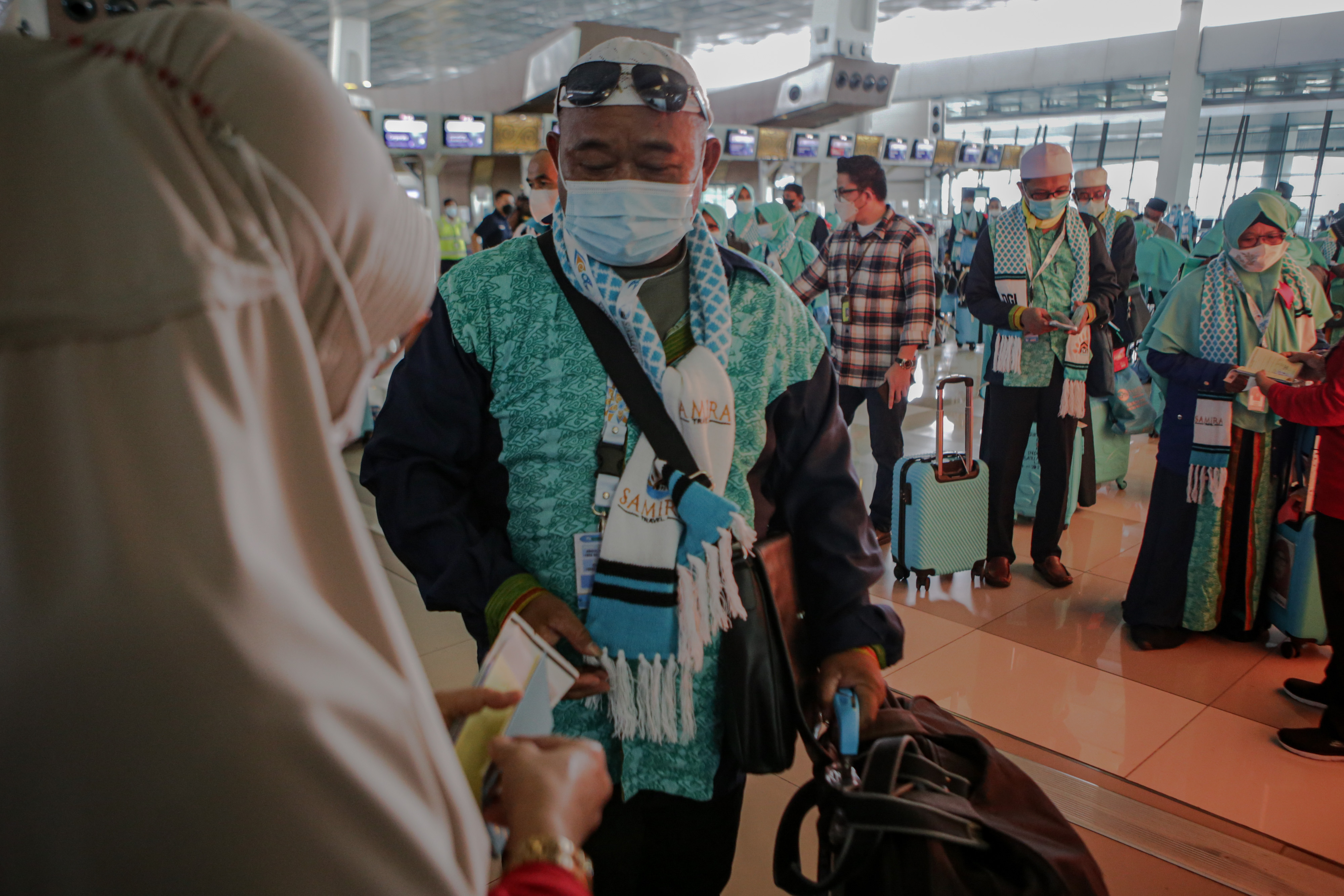 Sejumlah calon jamaah umrah mengantre sebelum memasuki ruang tunggu keberangkatan di Terminal 3 Bandara Internasional Soekarno-Hatta.