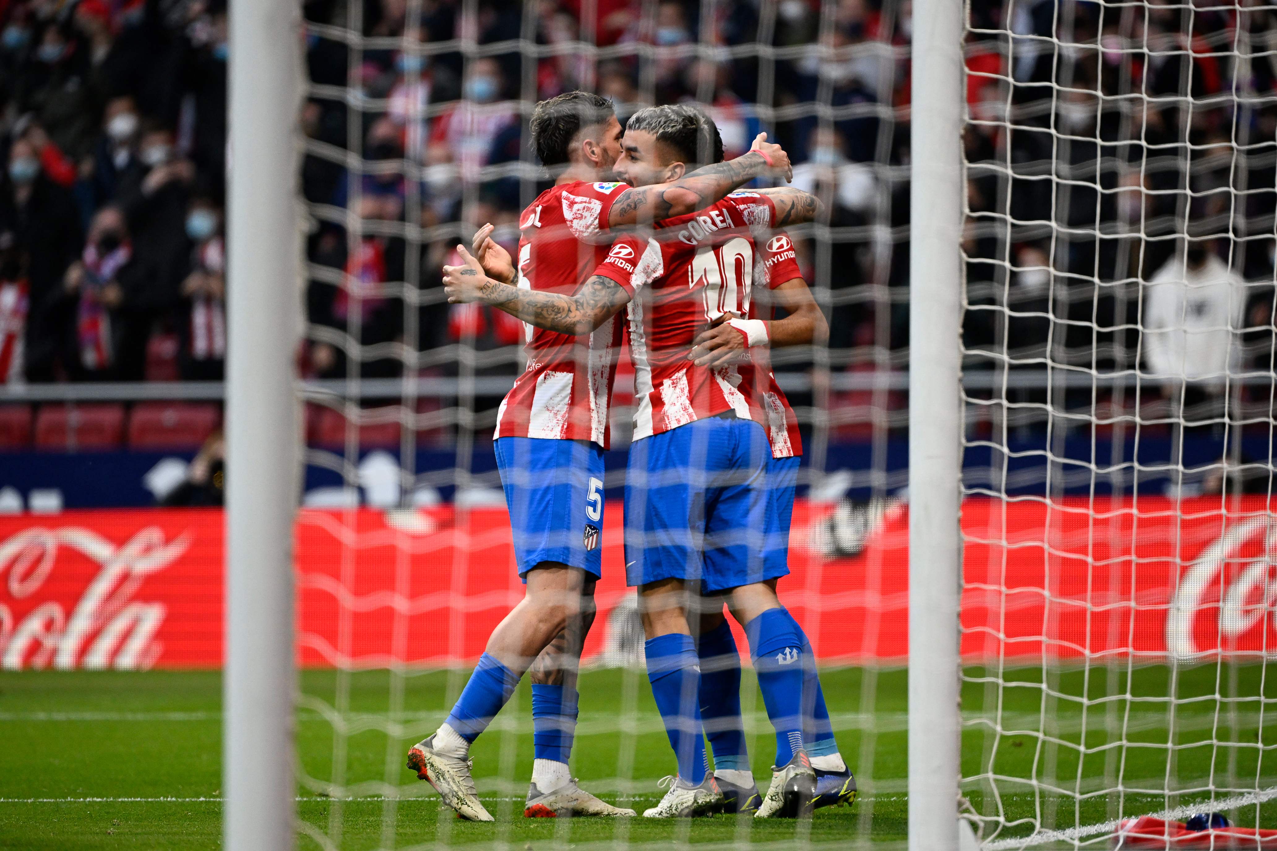 Para pemain Atletico Madrid melakukan selebrasi usai mencetak gol ke gawang Rayo Vallecano di laga La Liga.