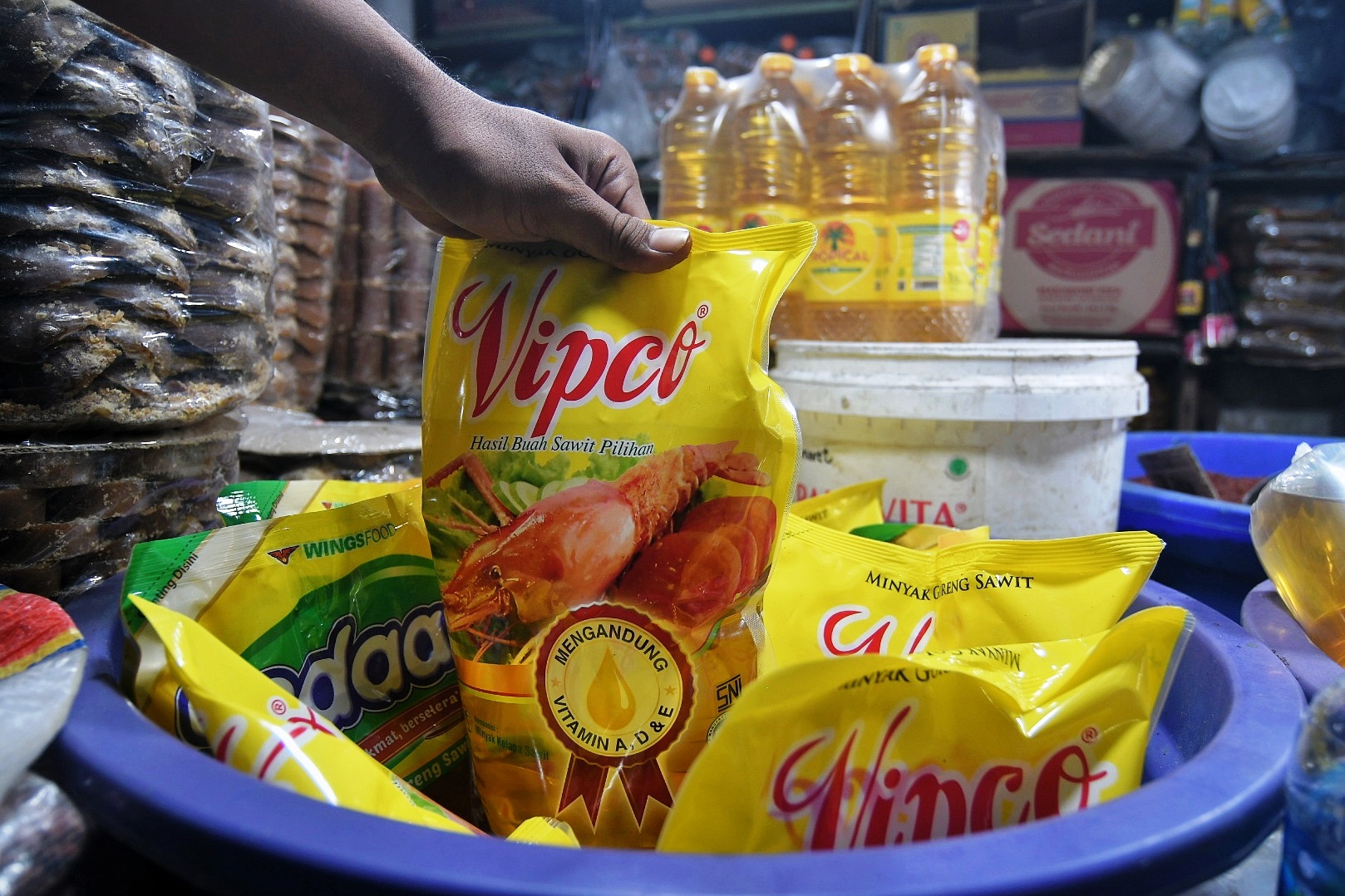 Minyak goreng kemasan di pasar tradisional.