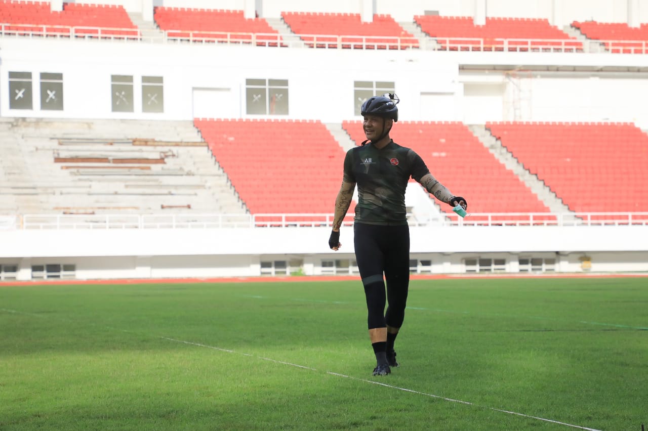 Gubernur Jawa Tengah Ganjar Pranowo mengecek renovasi Stadion Jatidiri, Semarang, Jumat (7/1/2022)
