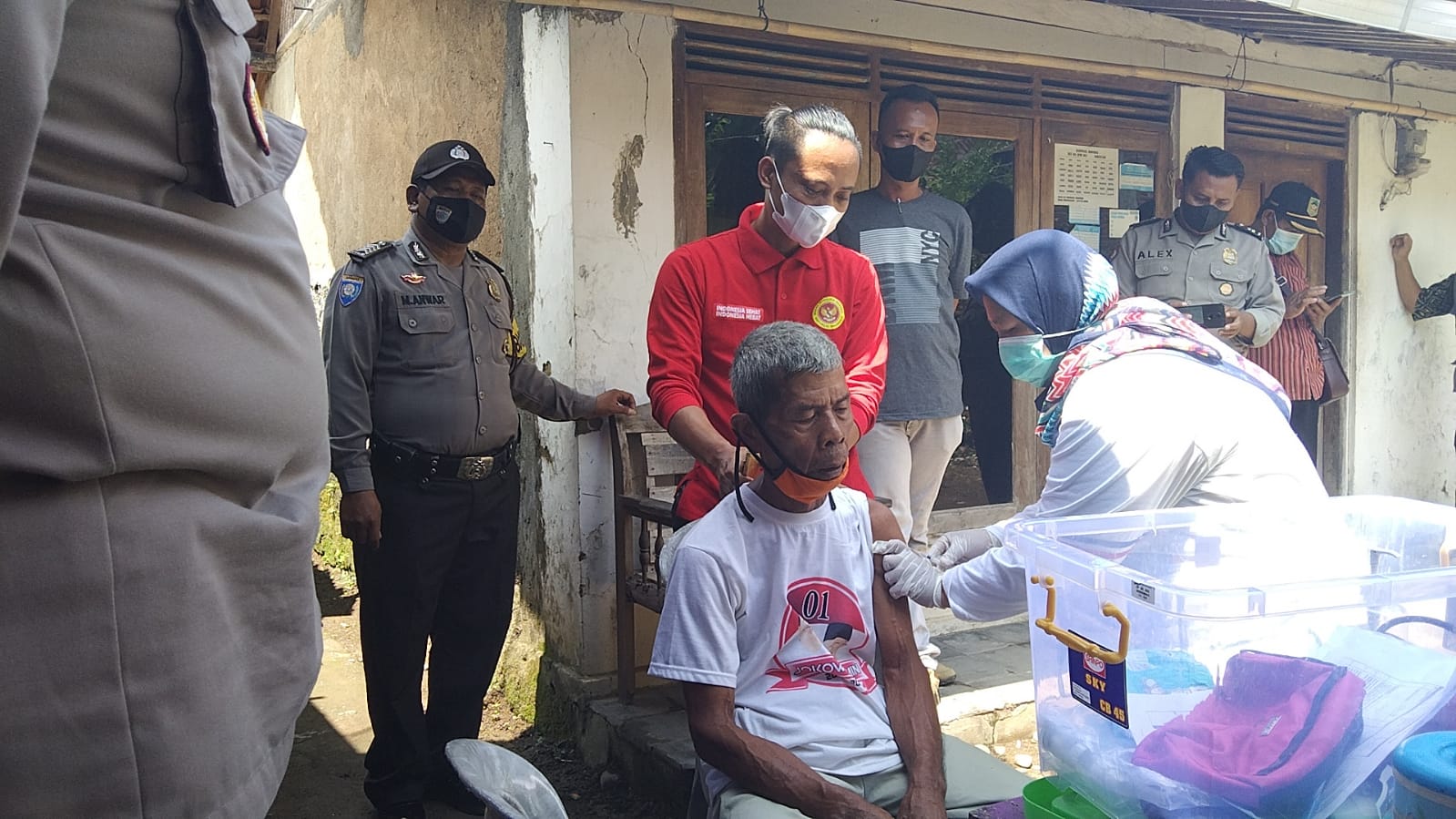 Binda Jateng terus menggiatkan vaksinasi covid, ada juga yang dilaksanakan door to door menyasar kalangan lansia, di Banyumas, Selasa (25/1)