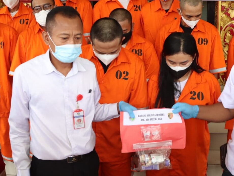 Kasat Narkoba Polresta Denpasar Ajun Komisaris Sutriono memperlihatkan barang bukti dan tersangka, Senin (31/1/2022)