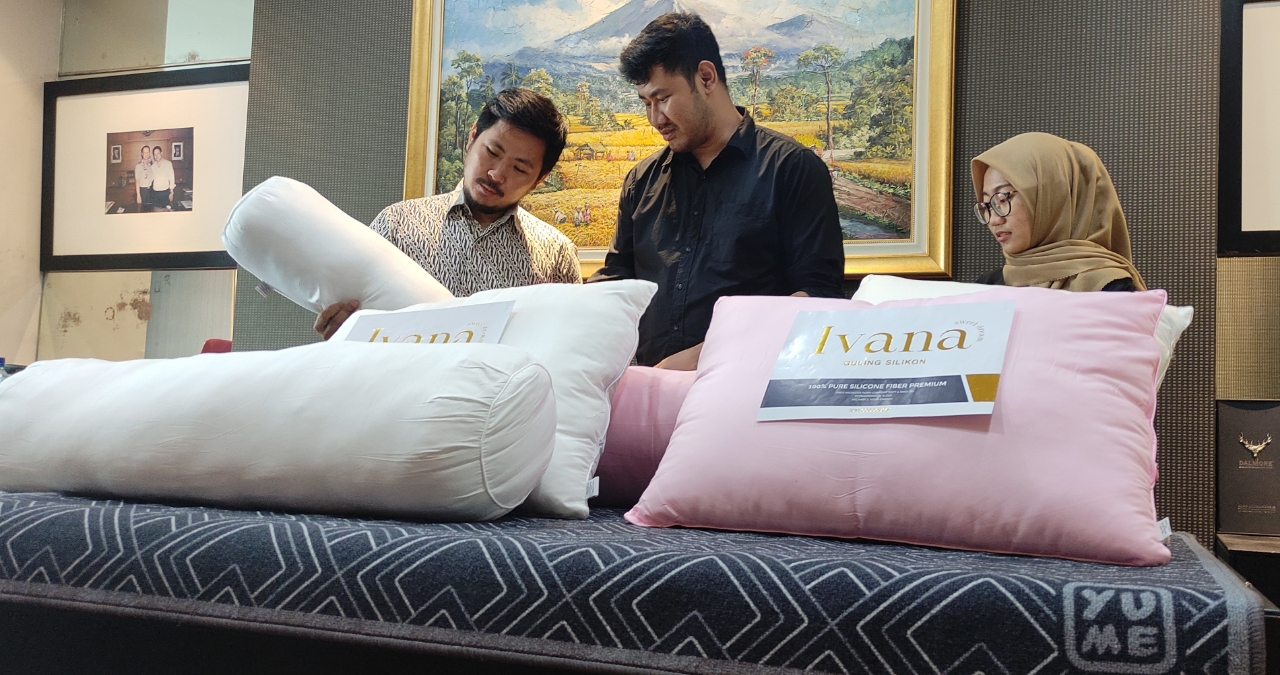 Bantal dan guling kualitas impor produk UMKM CV Amore Timor Jaya Collections.