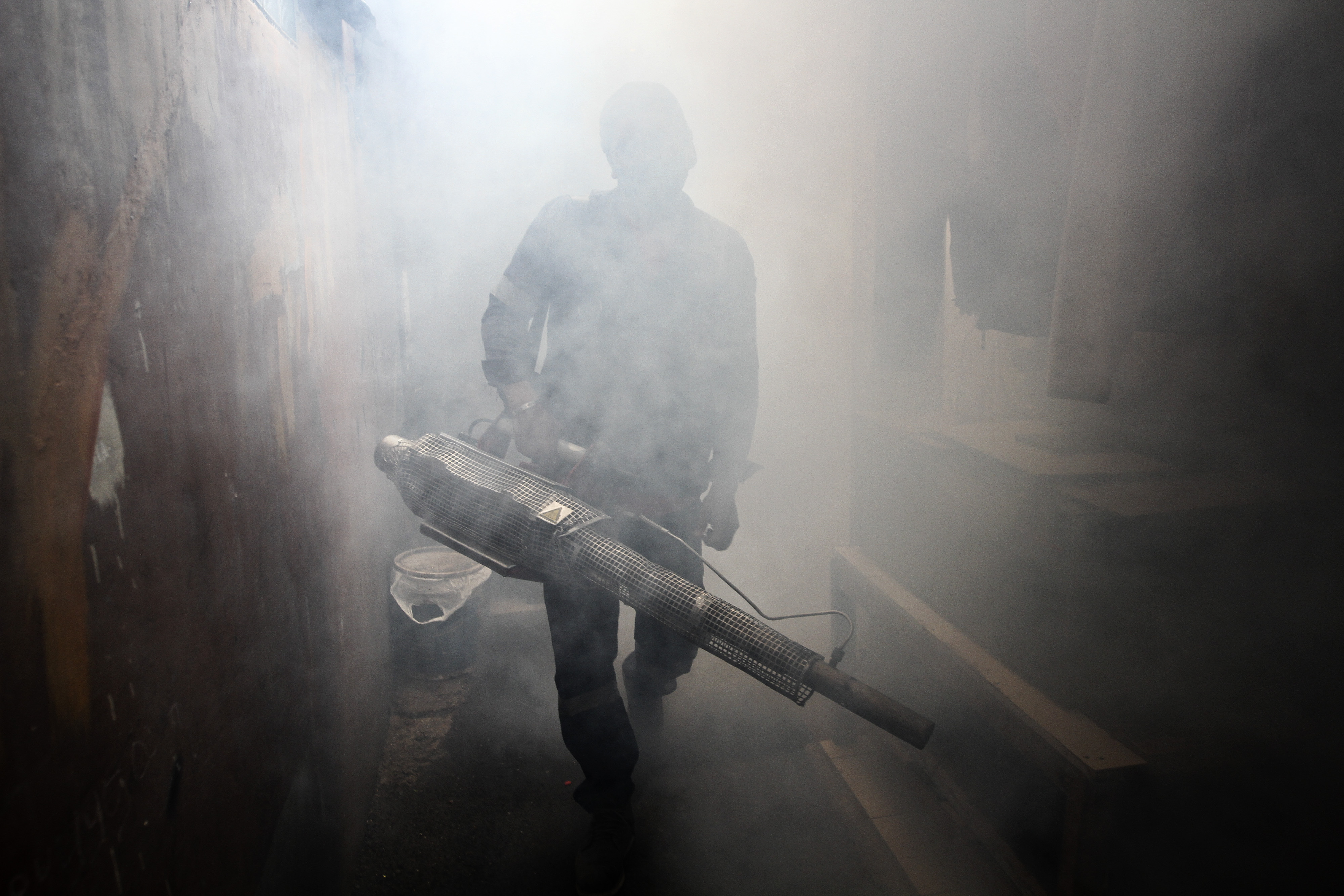 Petugas melakukan pengasapan (fogging) di Permukiman warga di Gandaria, Jakarta Timur.