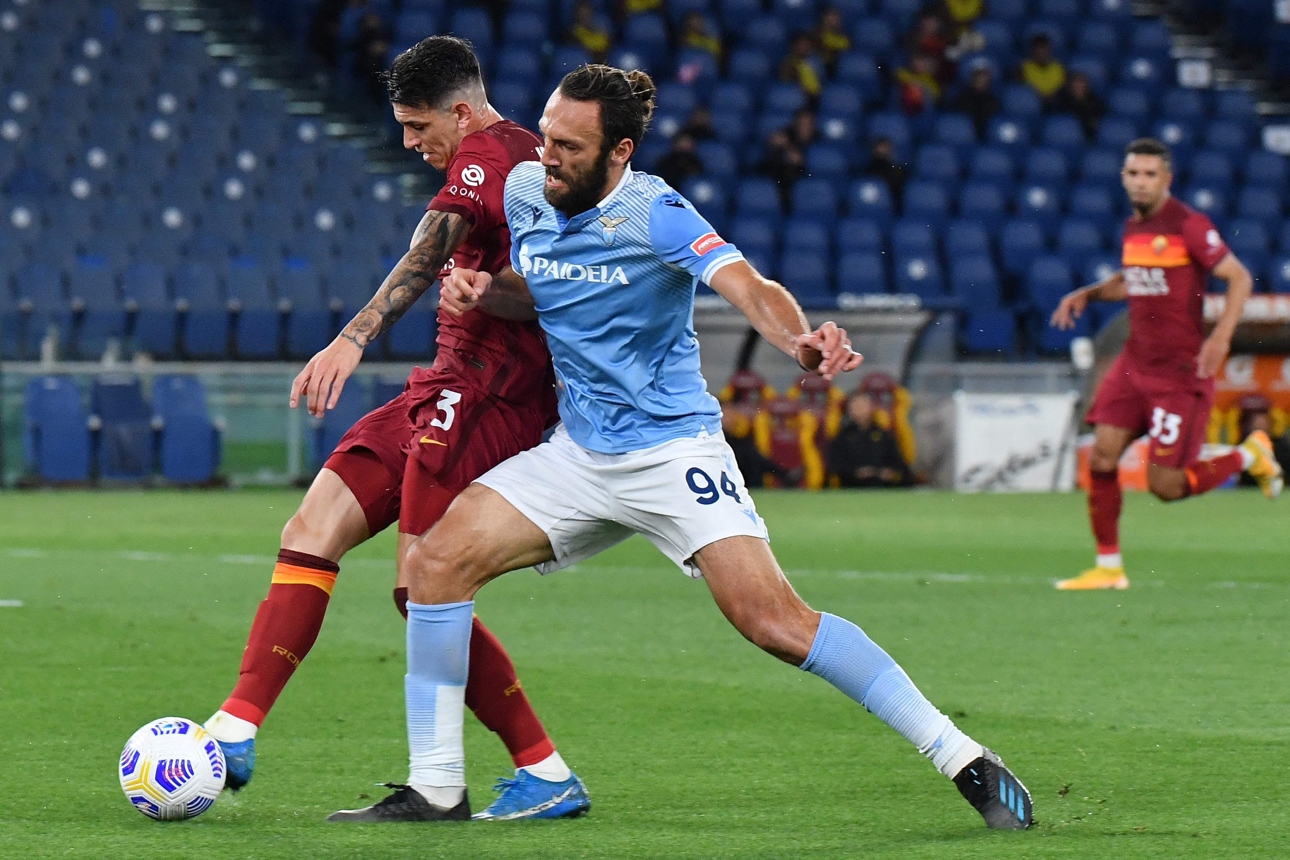 Penyerang Lazio Vedat Muriqi (kanan)