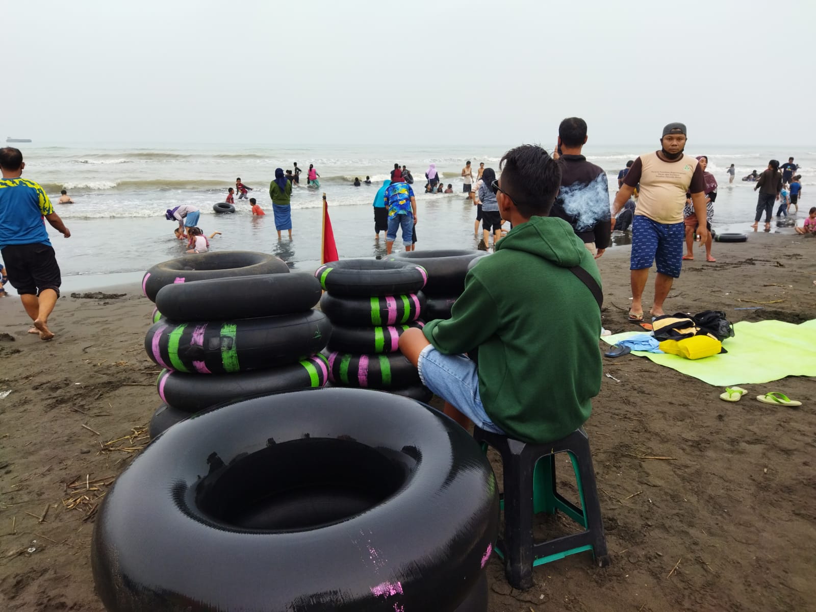 Pengunjung bermain air di pantai OW Pantai Alam Indah (PAI) Kota Tegal, Jawa Tengah.