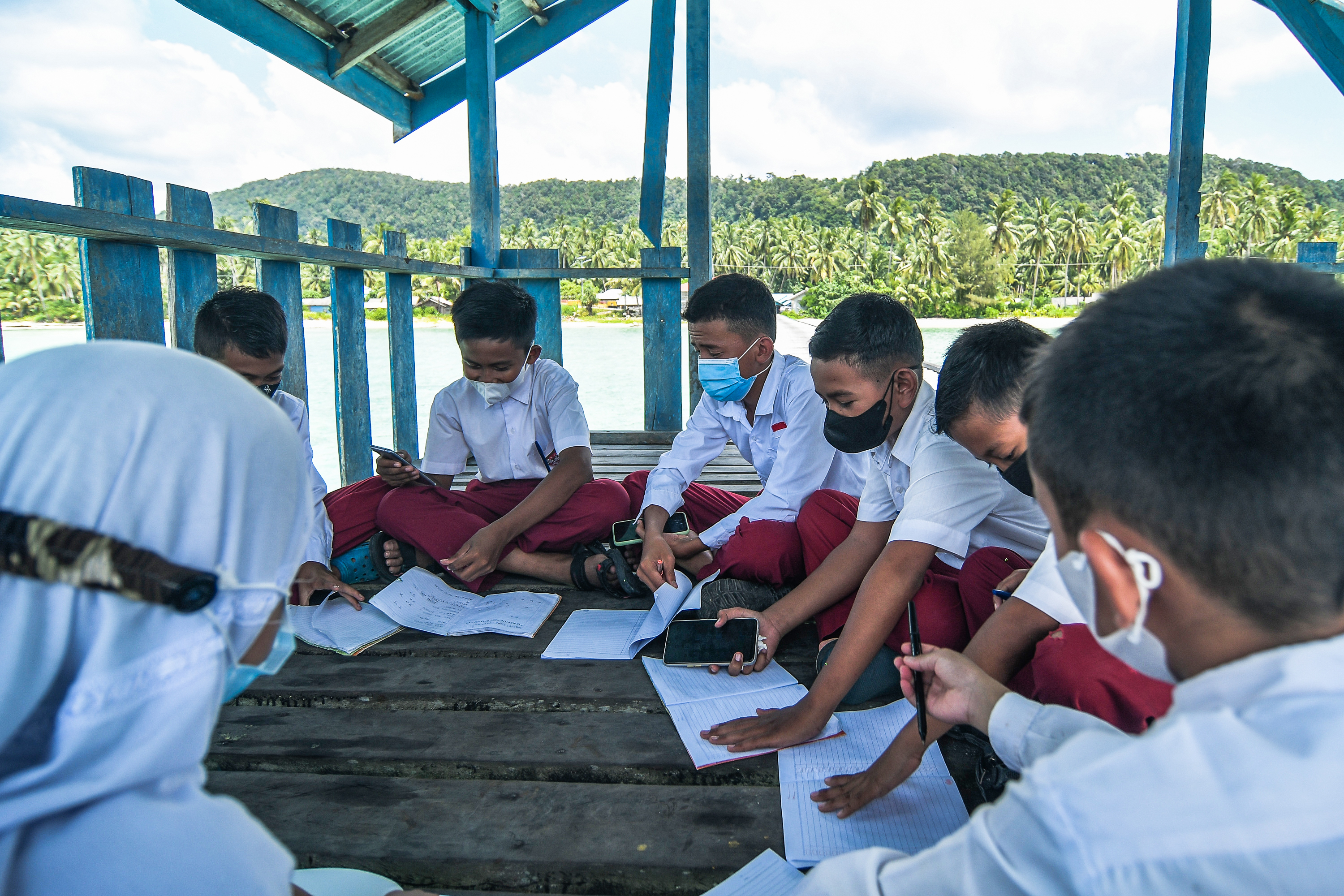 Anak-anak saat sekolah daring di Desa Pengadah, Bunguran Timur, Natuna, Kepulauan Riau, Selasa (27/7/2021).