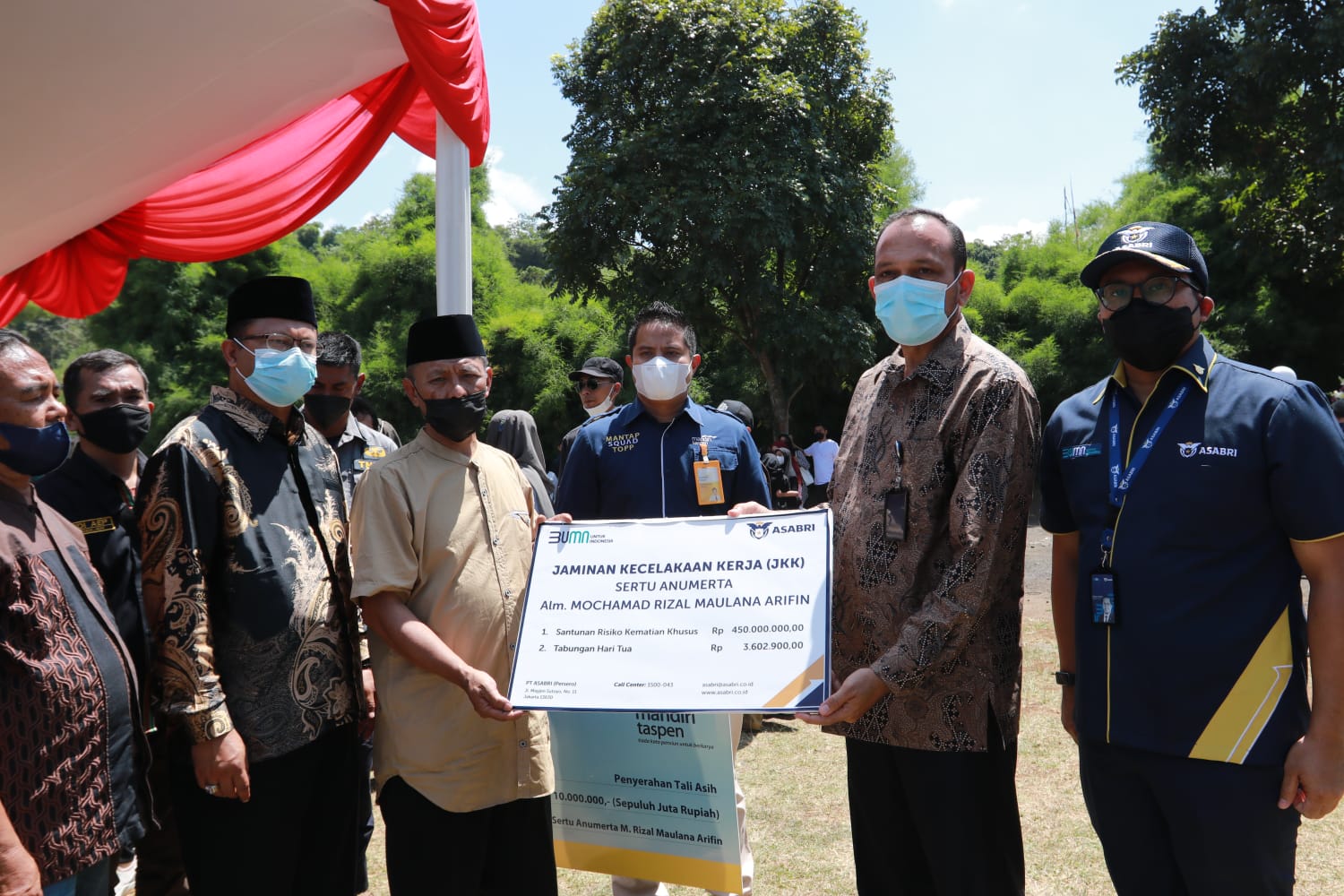 Penyerahan SRKK dan NTTA kepada ahli waris Sertu (Anumerta) M. Rizal Maulana Arifin oleh direksi PT Asabri, Sabtu (29/1).   