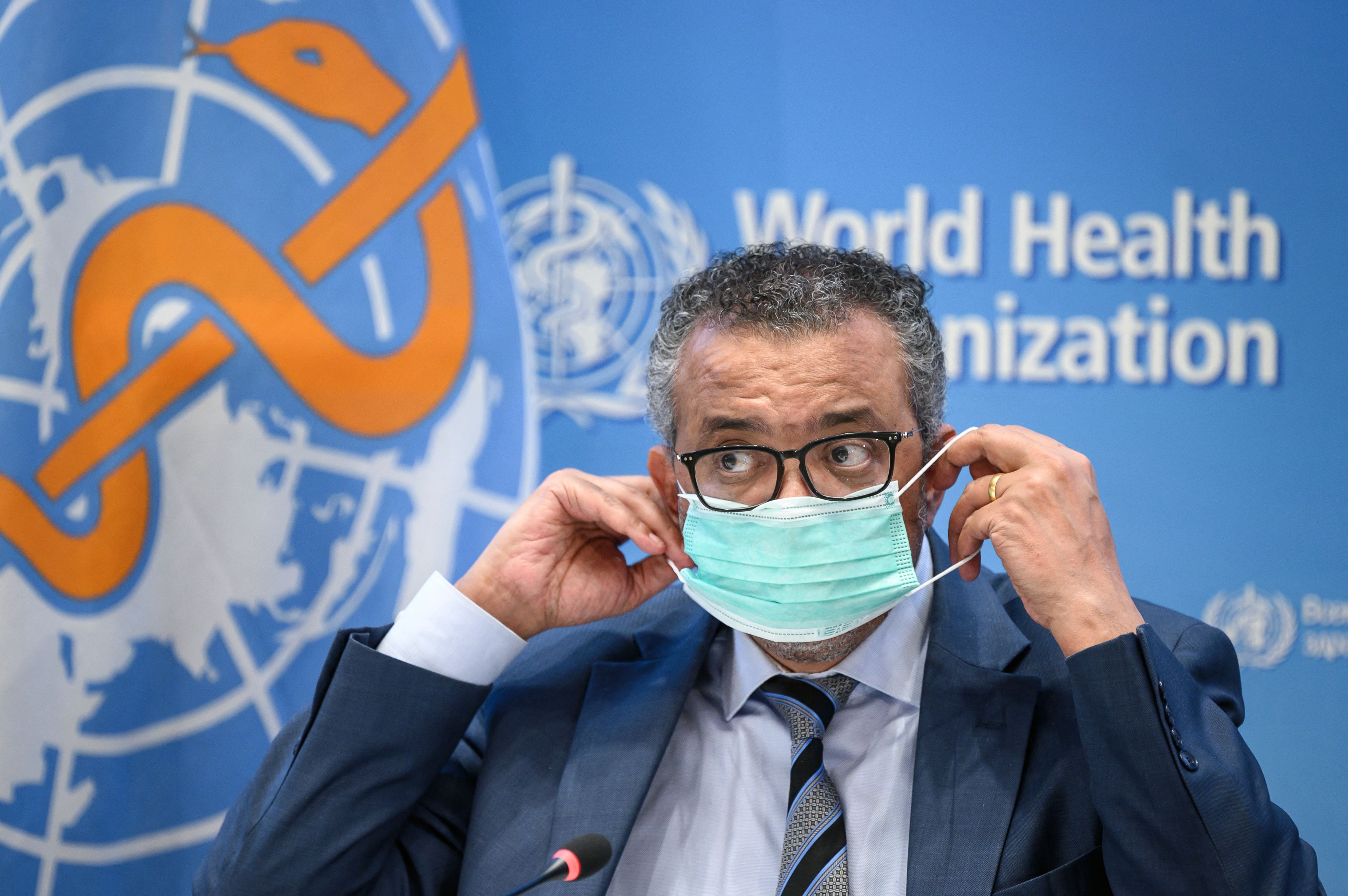 Direktur Jenderal WHO Tedros Adhanom Ghebreyesus sedang mengenakan masker. 