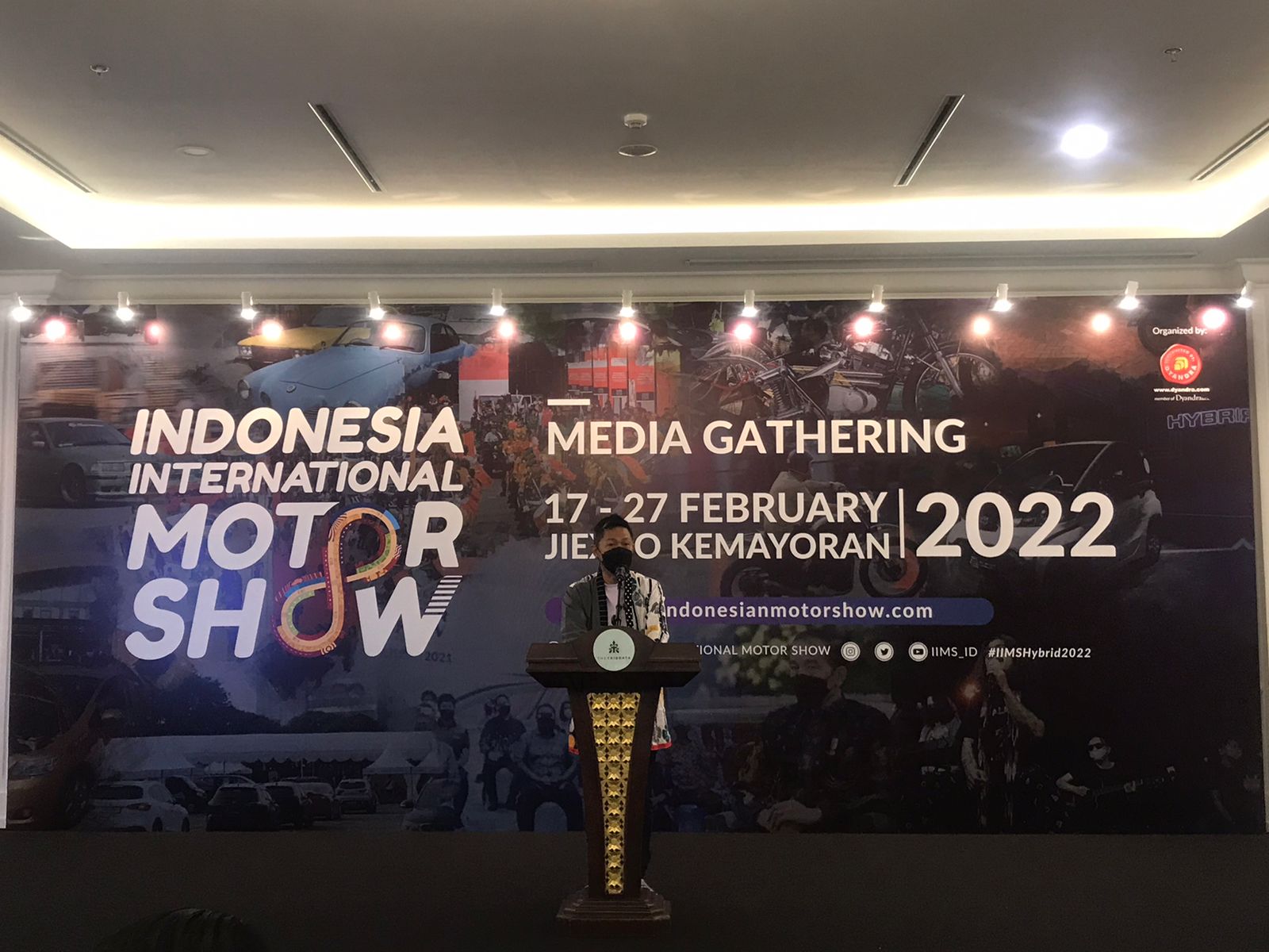 Presiden Direktur PT Dyandra Promosindo Hendra Noor Saleh saat mengumumkan IIMS 2022 di Jakarta, Jumat (14/1).