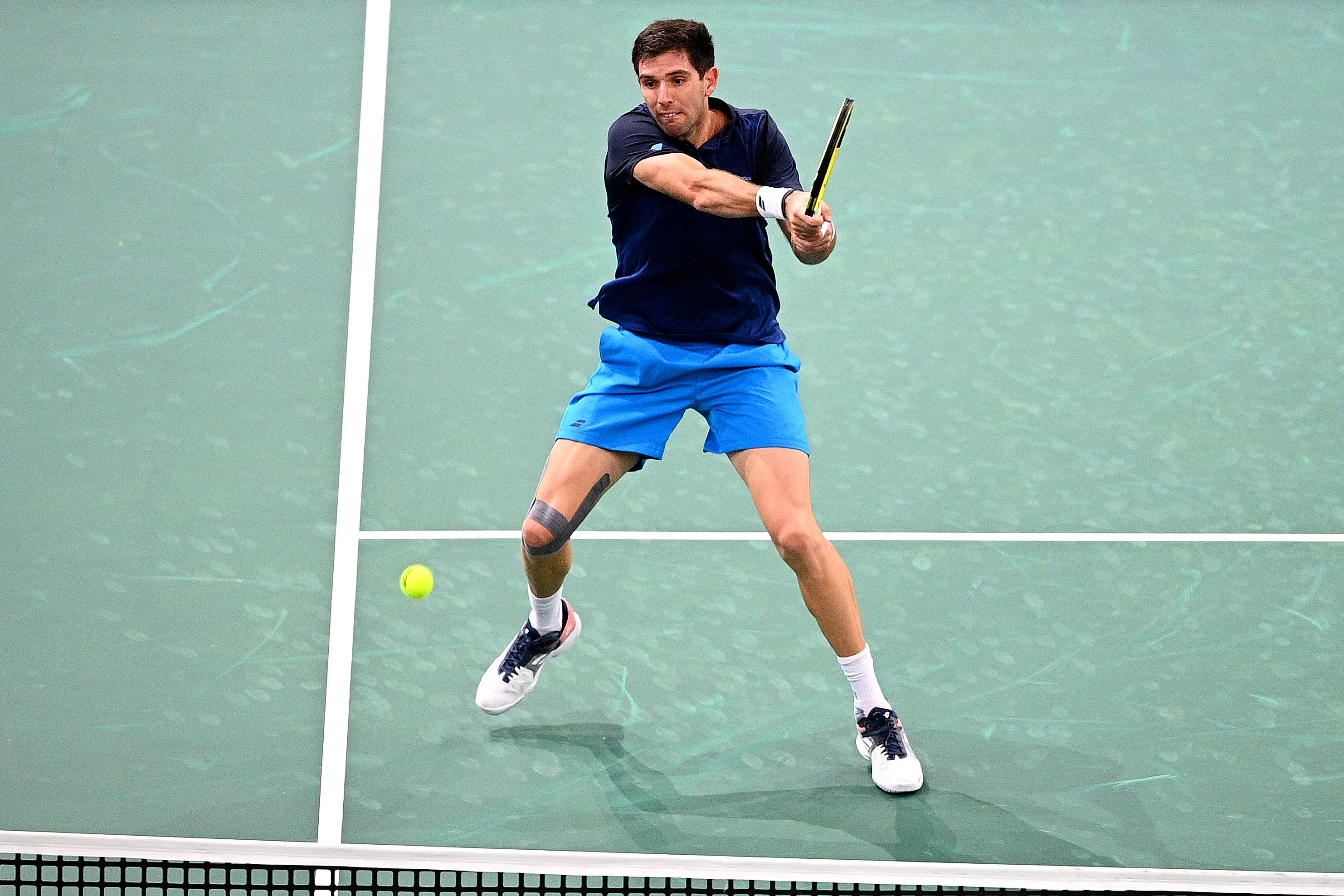 Aksi pemain tunggal putra Argentina Federico Delbonis saat mengembalikan bola. 