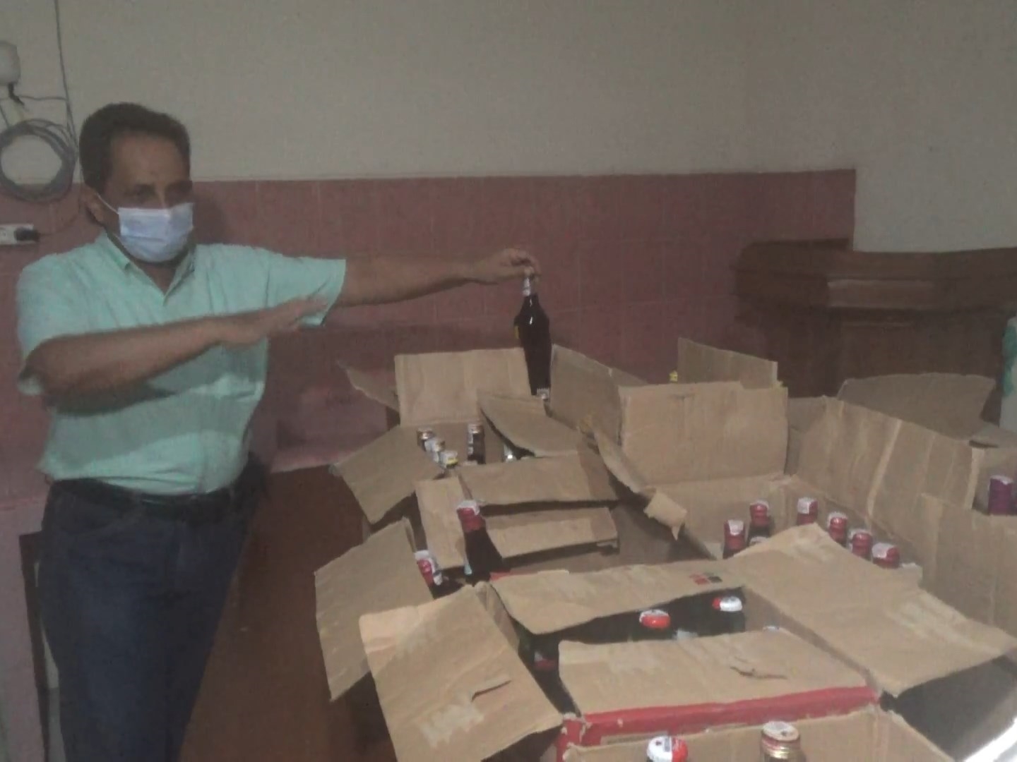 Razia Satpol PP Kudus menyita 184 botol miras berbagai merek, Jumat (14/1/2022).