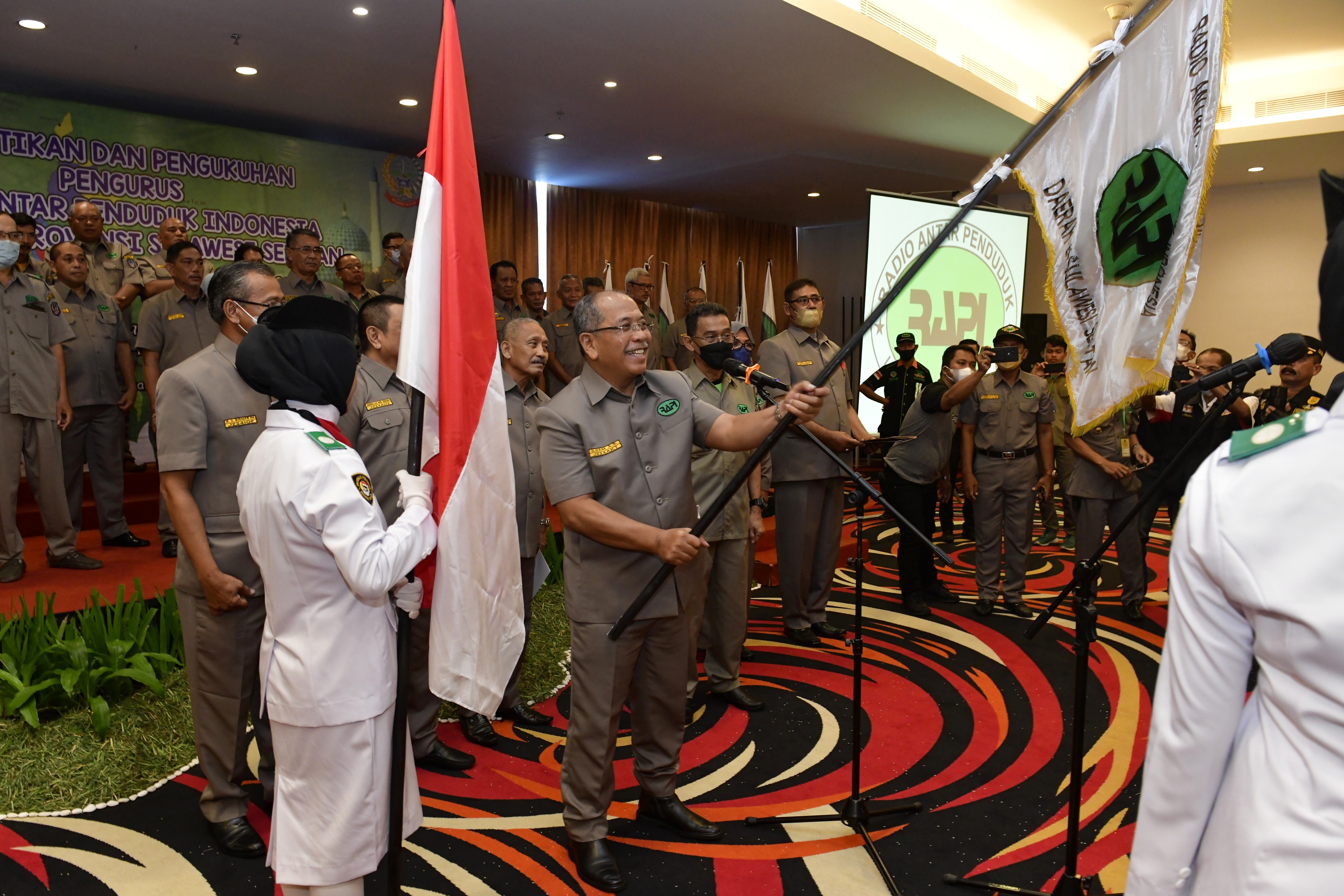 Mantan Wali Kota Makassar, Ilham Arief Sirajuddin secara resmi dilantik sebagai Ketua Radio Antar Penduduk Indonesia (RAPI) Daerah 24 Sulsel
