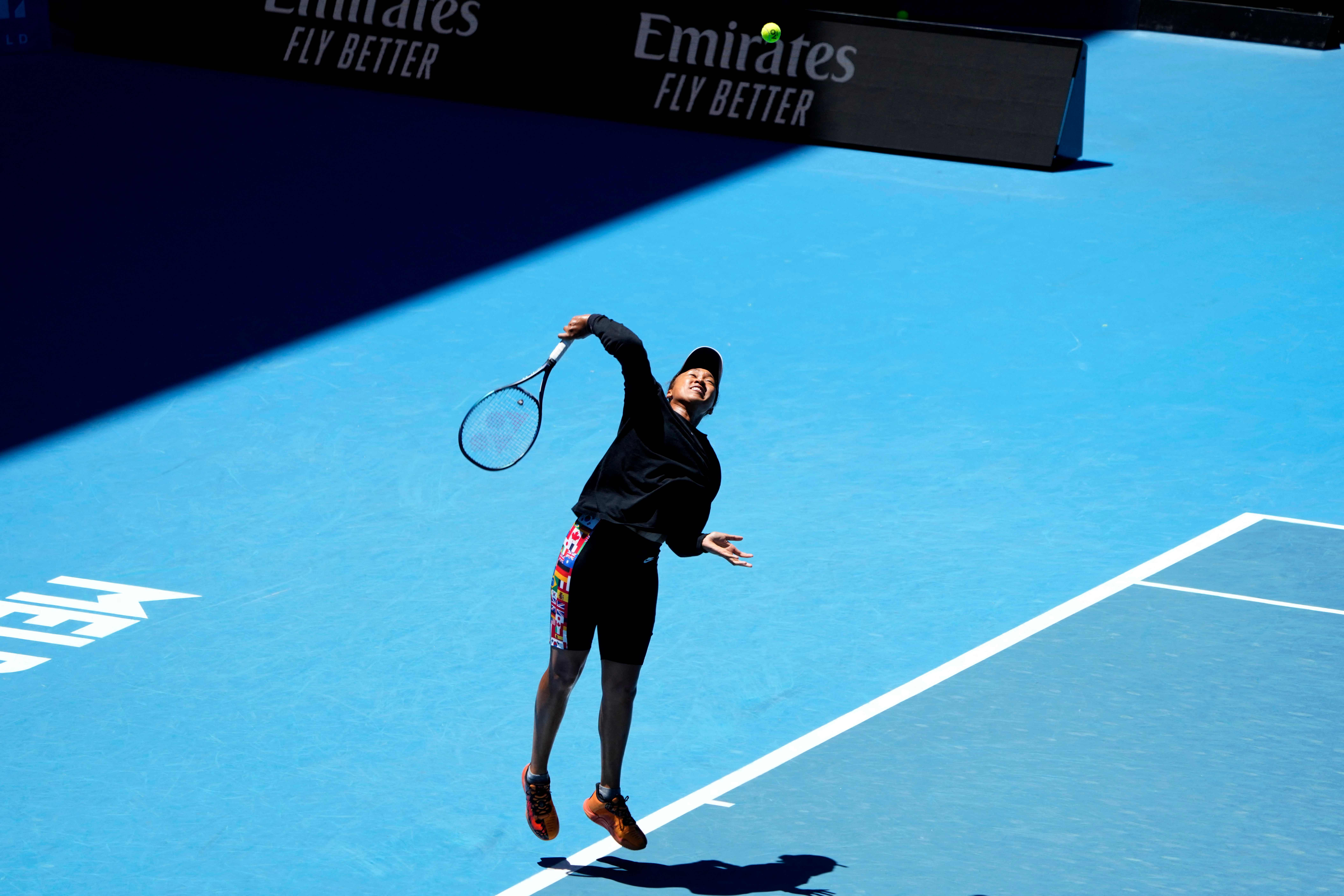 Petenis Jepang Naomi Osaka melakukan servis dalam sesi latihan menjelang Australia terbuka di Melbourne.