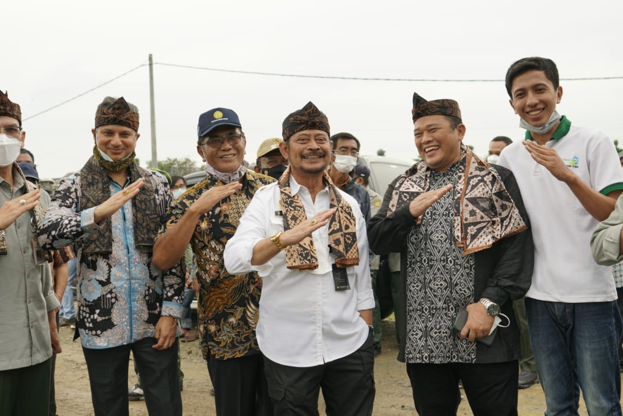 Mentan Syahrul Yasin Limpo bersama dengan Perwakilan FAO melakukan panen padi awal tahun 2022 di Desa Karangpawitan, Kabupaten Karawang. 