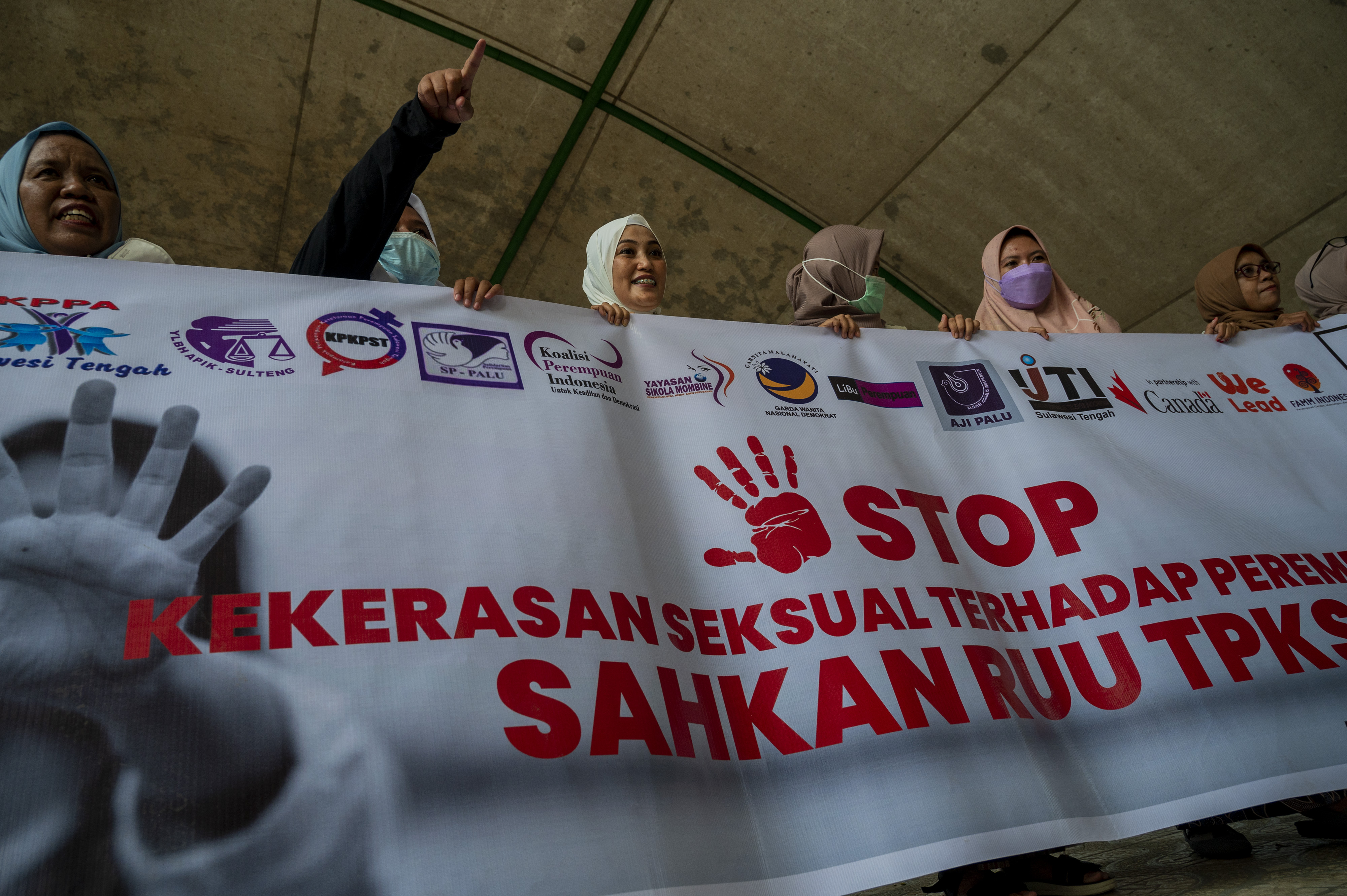 Sejumlah aktivis organisasi perempuan membawa spanduk pada Kampanye Anti Kekerasan terhadap Perempuan di Palu, Sulawesi Tengah.