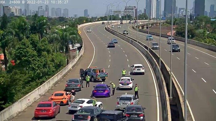 Rombongan mobil mewah yang konvoi di engah jalan Tol Depok-Antasari.