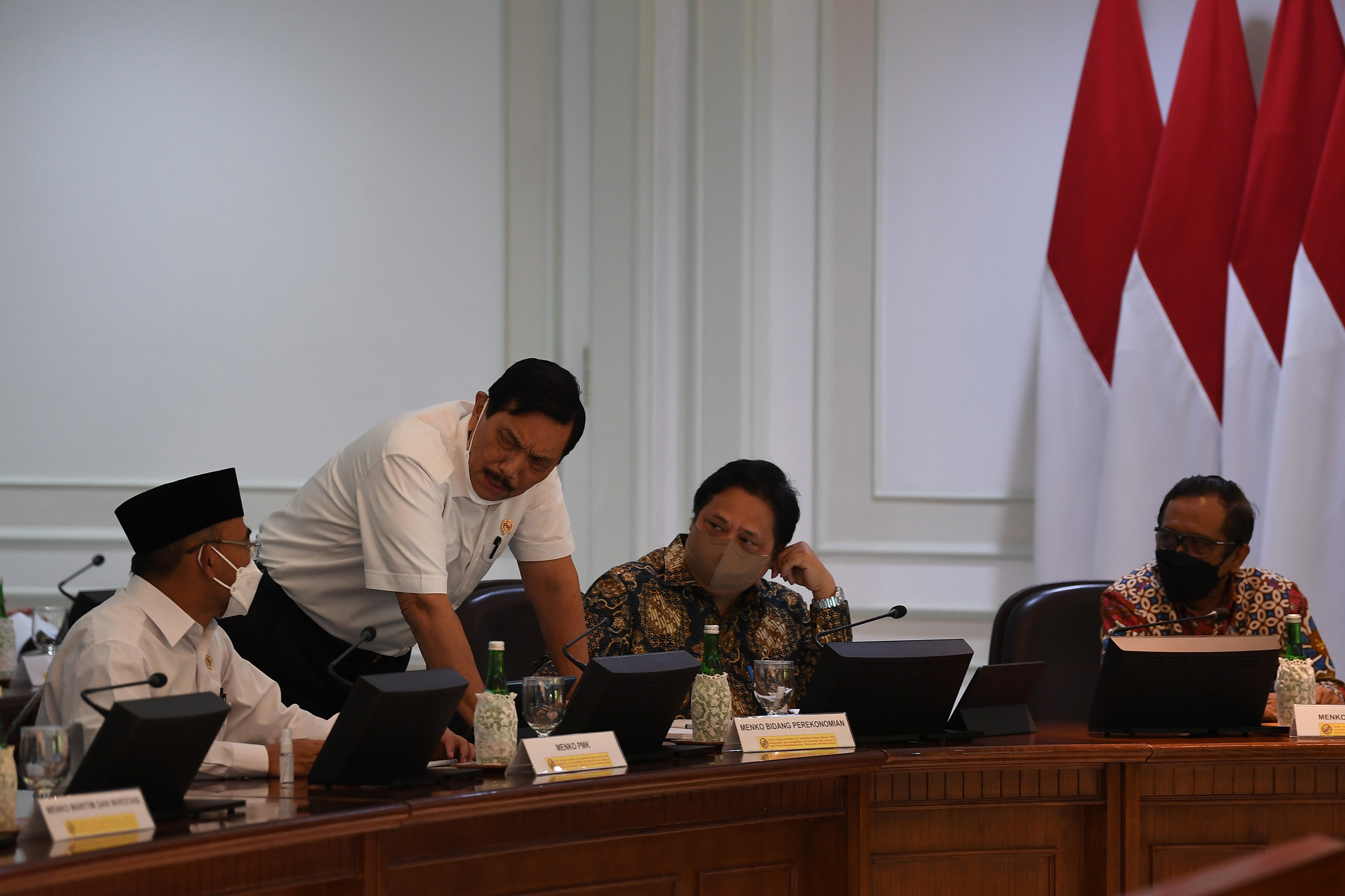 Menko Marves Luhut B Pandjaitan (kedua kiri) di Kantor Presiden, Jakarta, Senin (3/1/2022). 