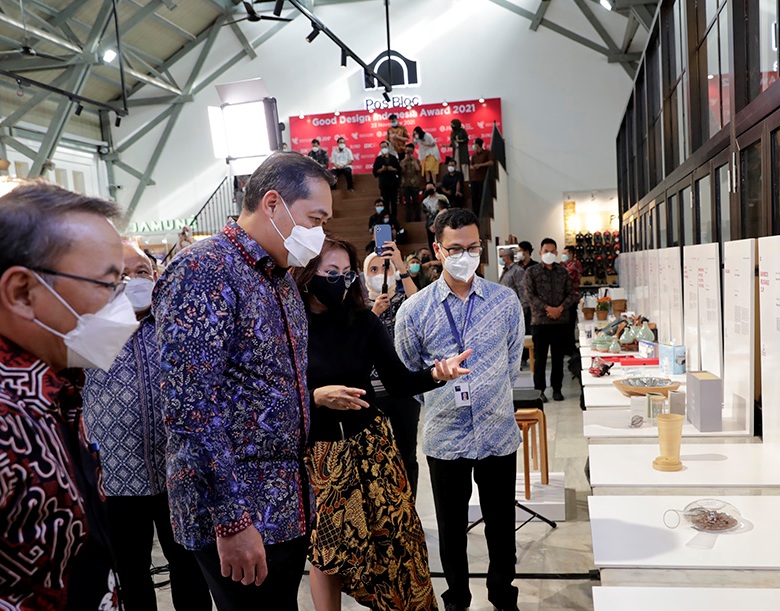 Mendag Muhammad Lutfi mengamati produk saat mengunjungi pameran. 