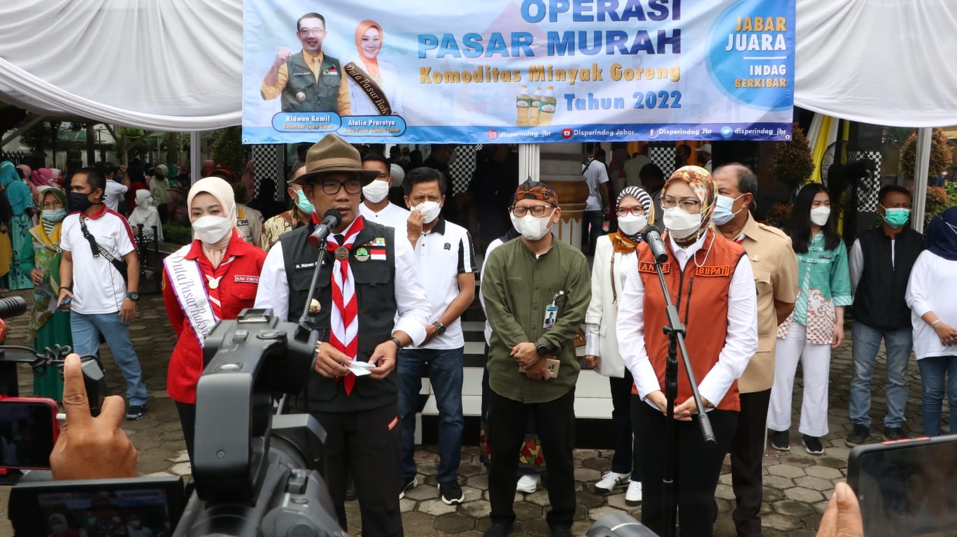Operasi Pasar mura minyah goreng di Kabupaten Purwakarta ditinjau Gubernur Jawa Baarat, Jumat (14/1)