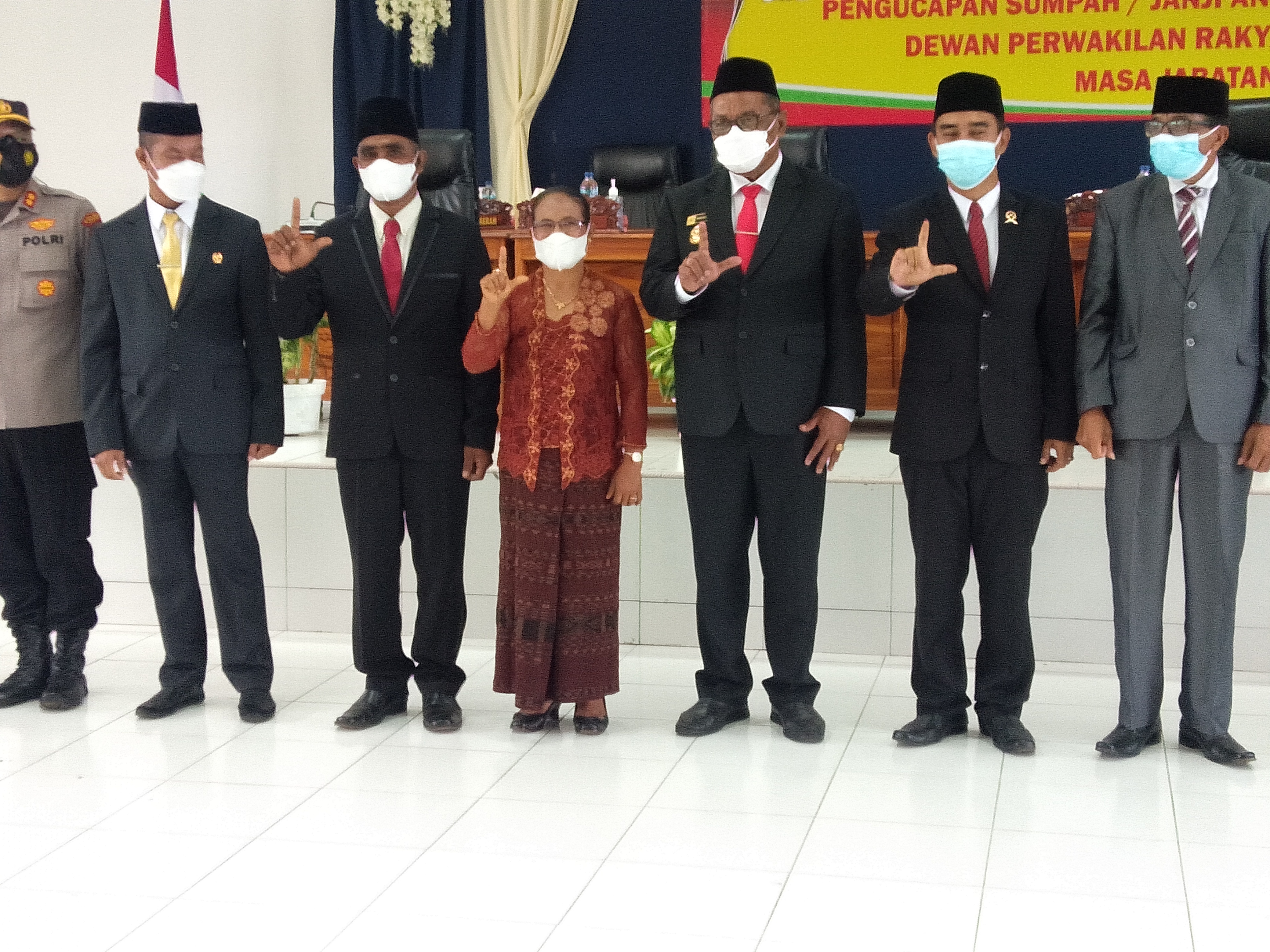 Sebastianus (Tengah) berpose bersa Bupati dan ketua DPRD serta Jajaran Forkopimda Lembata, usaiParipurna Pelantikan Antar Wa.Taumktu DPRD Le